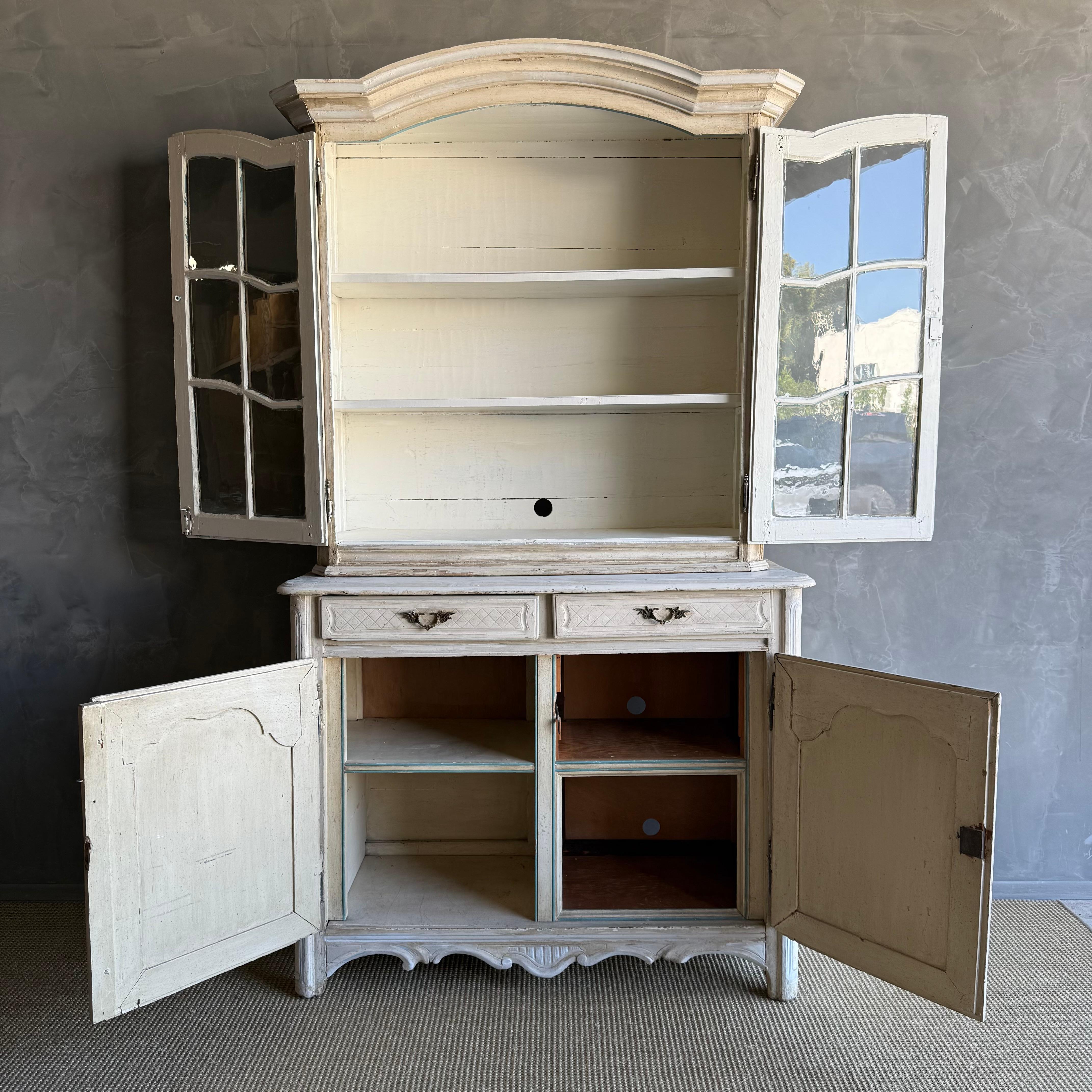 Aparador vintage francés pintado de gris con conejera Provincial francés en venta
