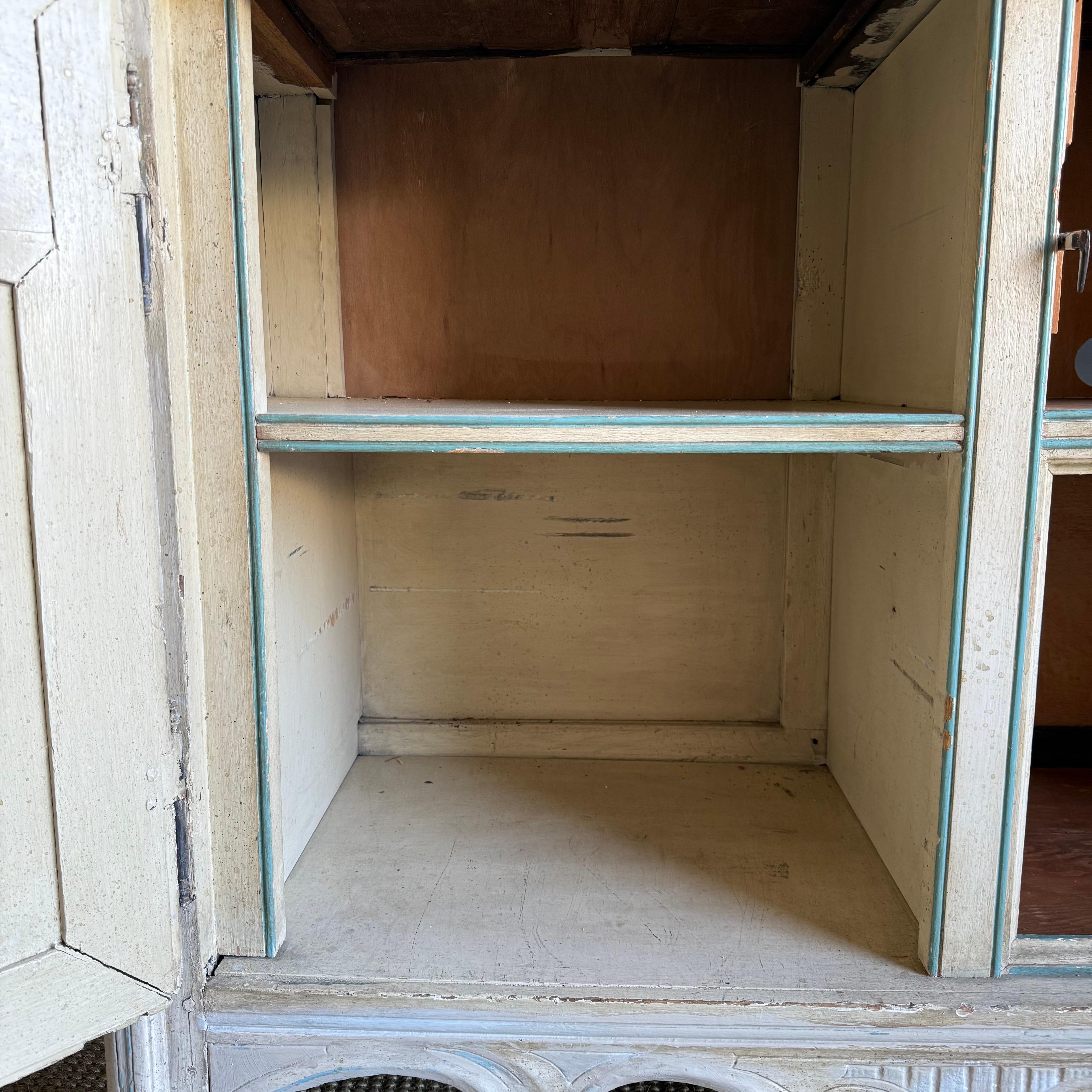 Aparador vintage francés pintado de gris con conejera Pintado en venta
