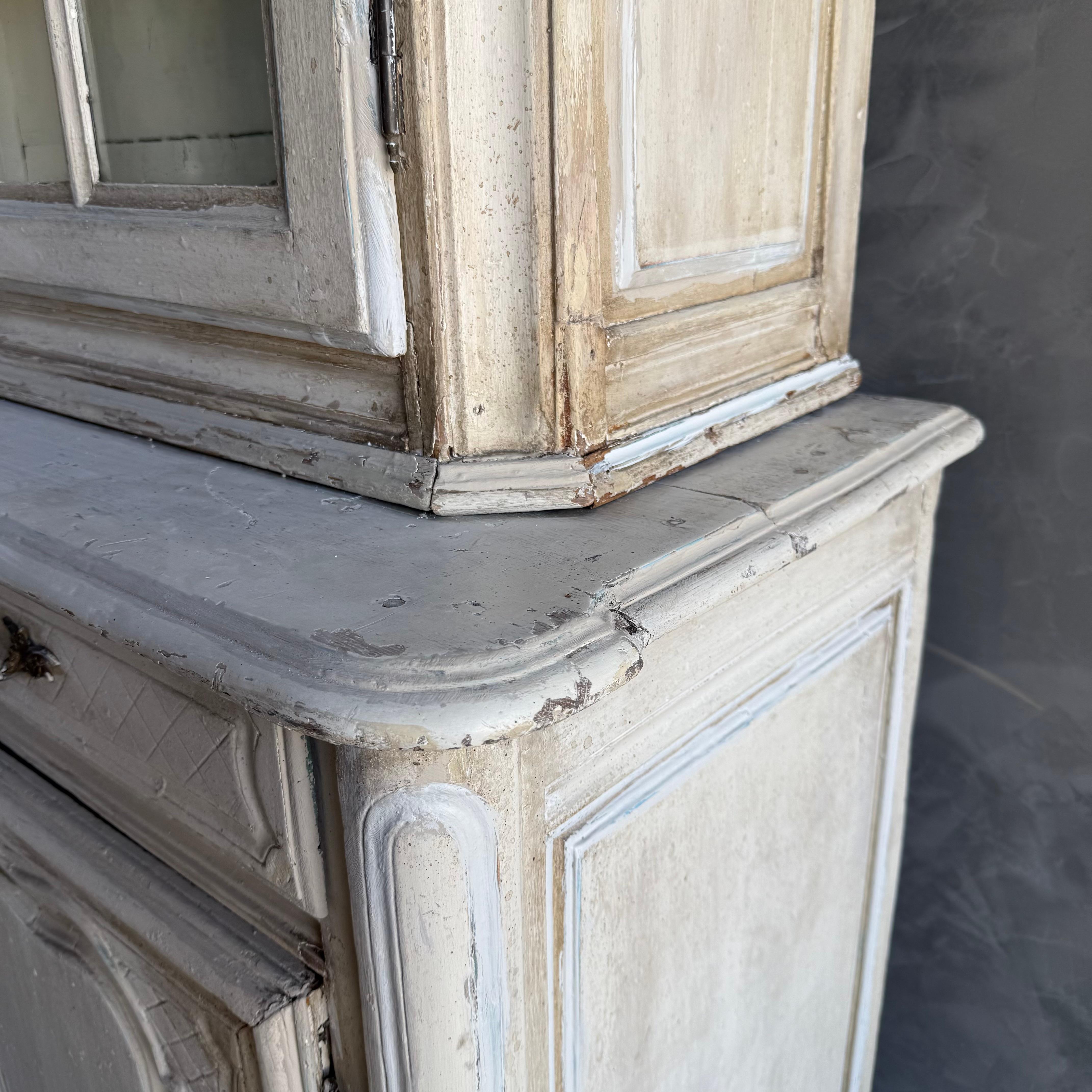 Aparador vintage francés pintado de gris con conejera en Bueno estado para la venta en Old Town Orange, CA
