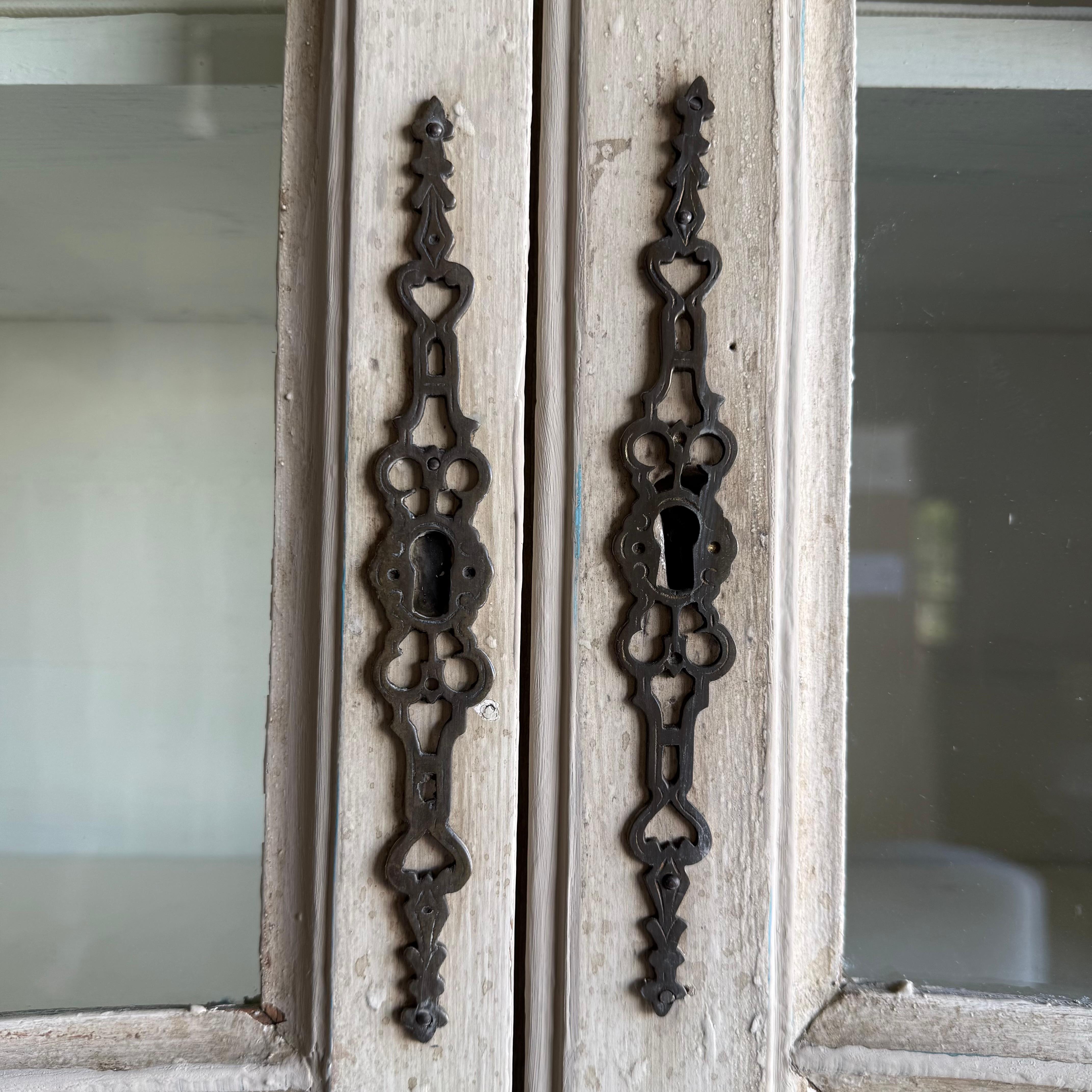 Aparador vintage francés pintado de gris con conejera Madera en venta