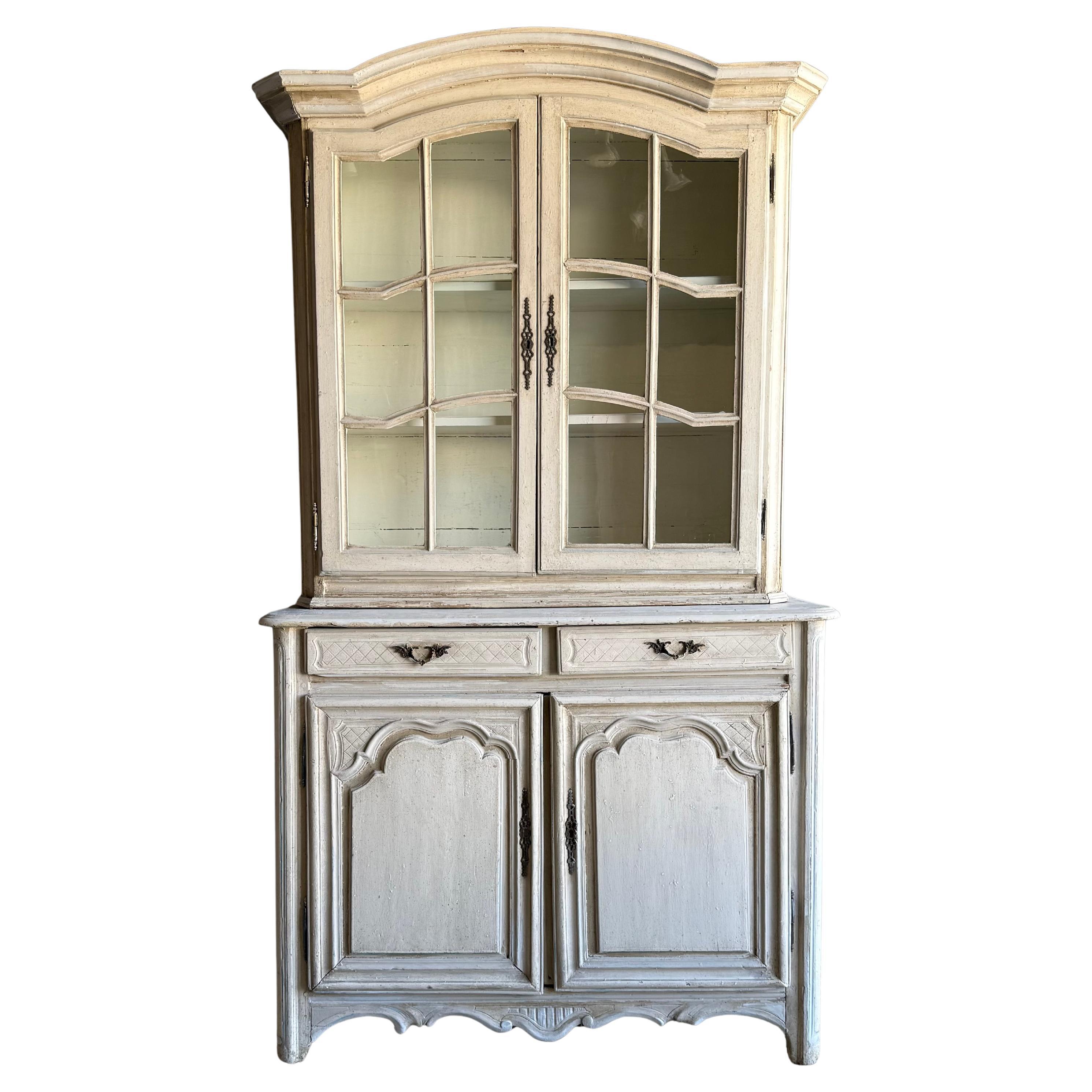 Buffet français peint en gris avec huche