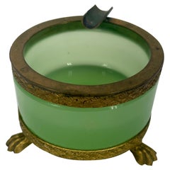 Cendrier français vintage en verre opalin vert et laiton