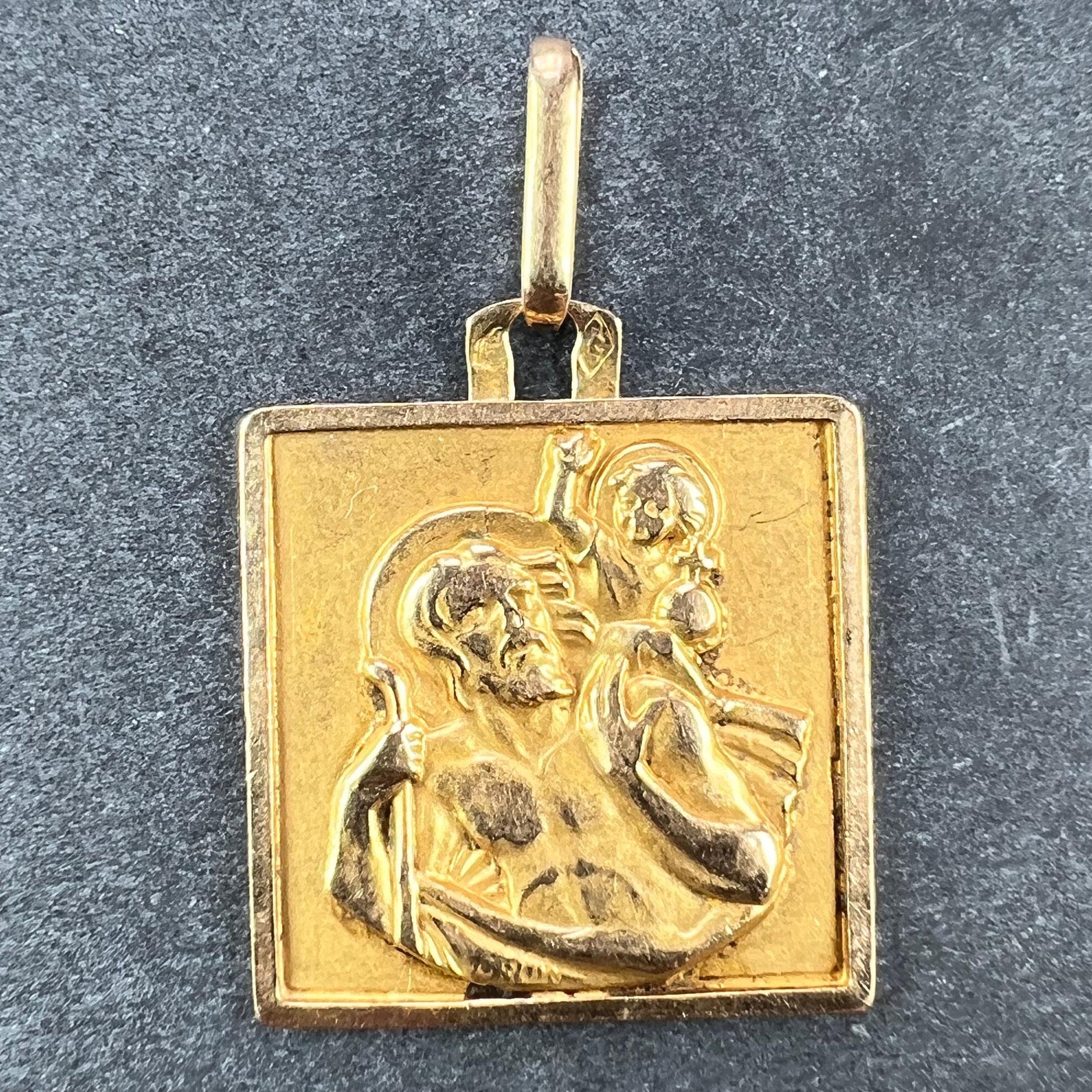 Pendentif ou médaille à breloque carrée en or jaune 18 carats (18K) français représentant Saint Christophe portant le Christ enfant à travers la rivière. Estampillé avec la tête d'aigle pour la fabrication française, la marque de fabricant de Sanne,