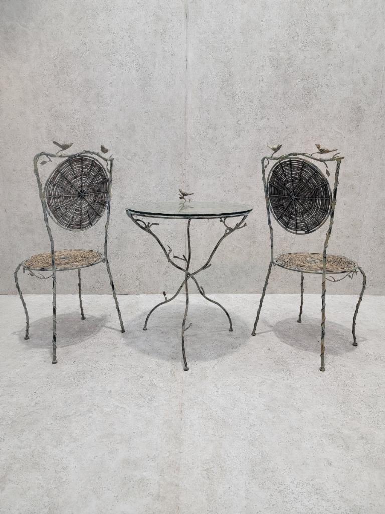 Französischer handgeschmiedeter Bistrotisch und Stuhl mit Glasplatte aus patiniertem Metall und Vogel, Vintage (Geschmiedet) im Angebot