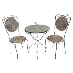 Table et chaise de bistrot français vintage en métal patiné et forgé à la main avec oiseaux