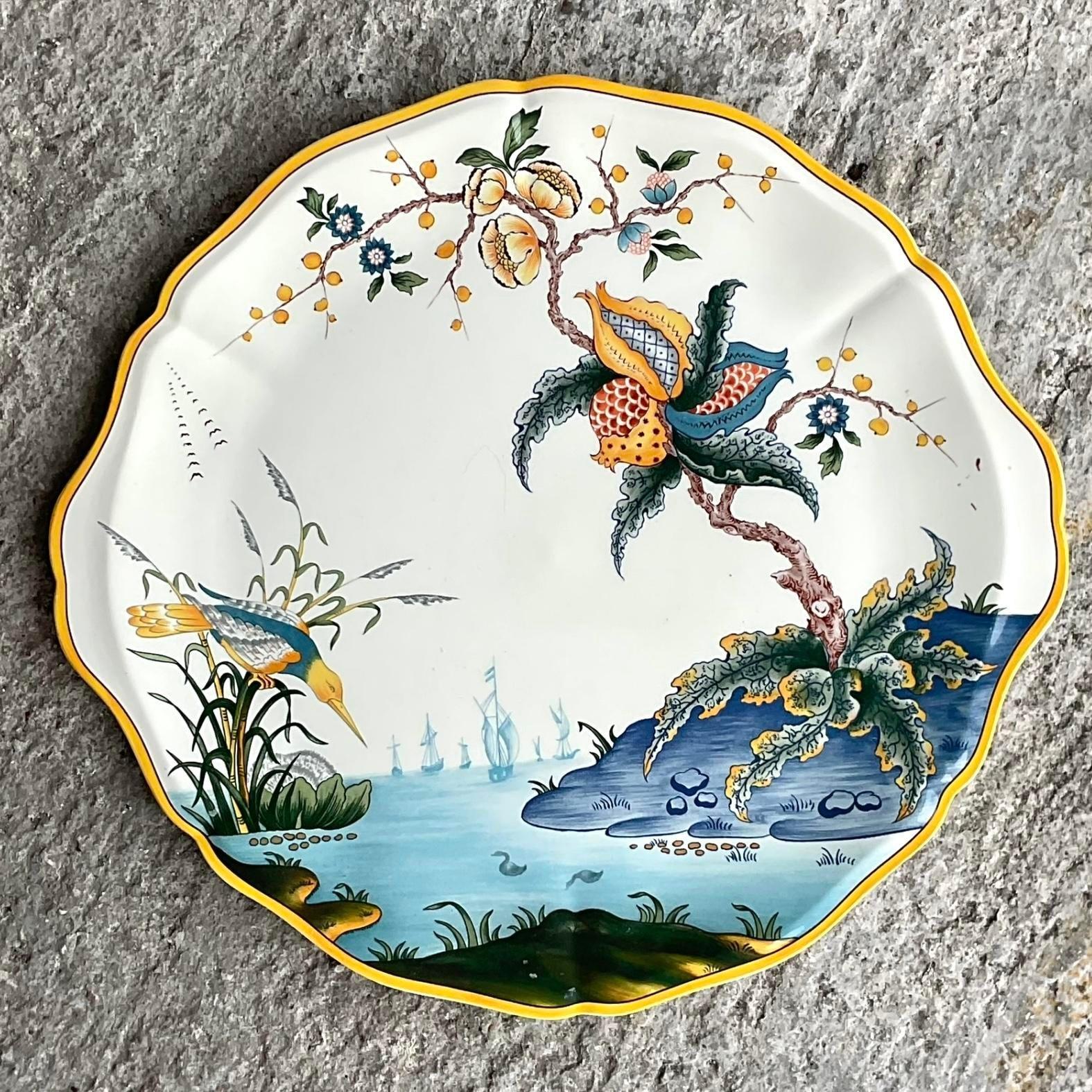 Añade un toque de elegancia a tus reuniones con este Plato para Tartas Vintage Francés Pintado a Mano. Con exquisitos detalles pintados a mano y un estilo americano clásico, es perfecta para exhibir tus postres favoritos con un toque de encanto