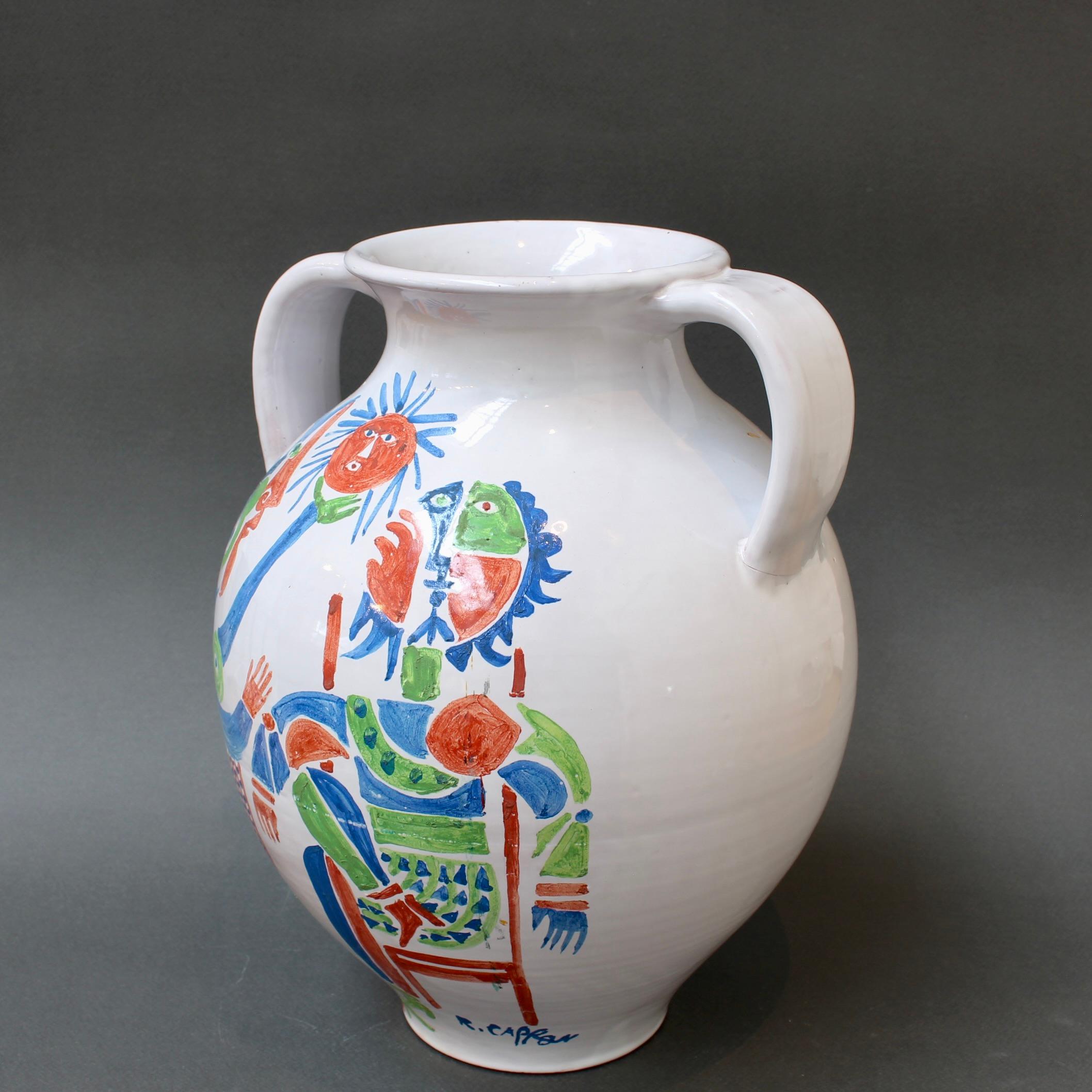 Handbemalte Vintage-Vase aus französischer Keramik des Keramikers Roger Capron (ca. 1960er Jahre). Die gemalten Figuren sind sicherlich von Picasso inspiriert, der sich ebenfalls in Vallauris, Frankreich, aufhielt, während Caprons Studio in