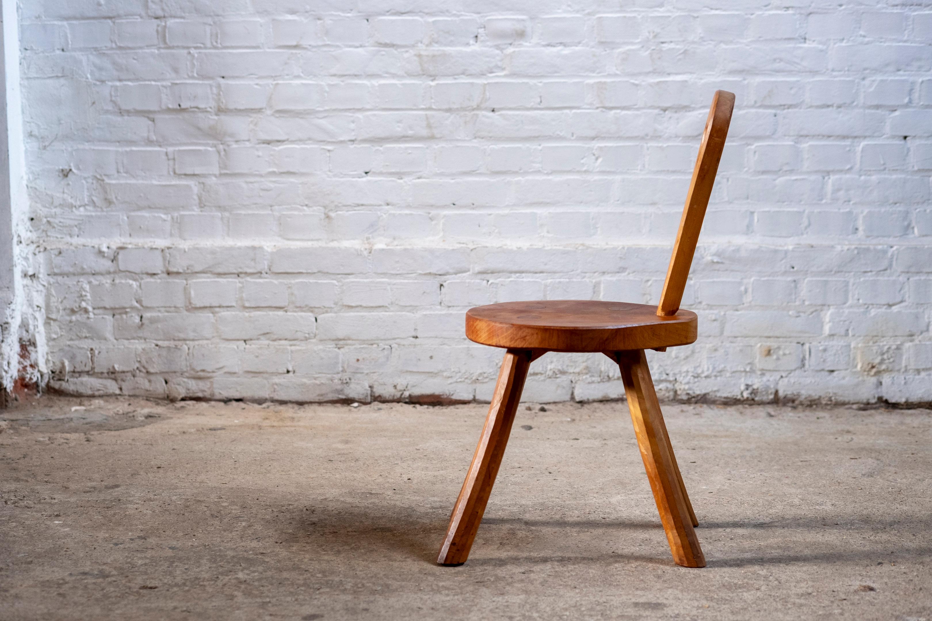 Provincial français Tabouret français sculpté à la main avec dossier en forme de cœur, 1970 en vente