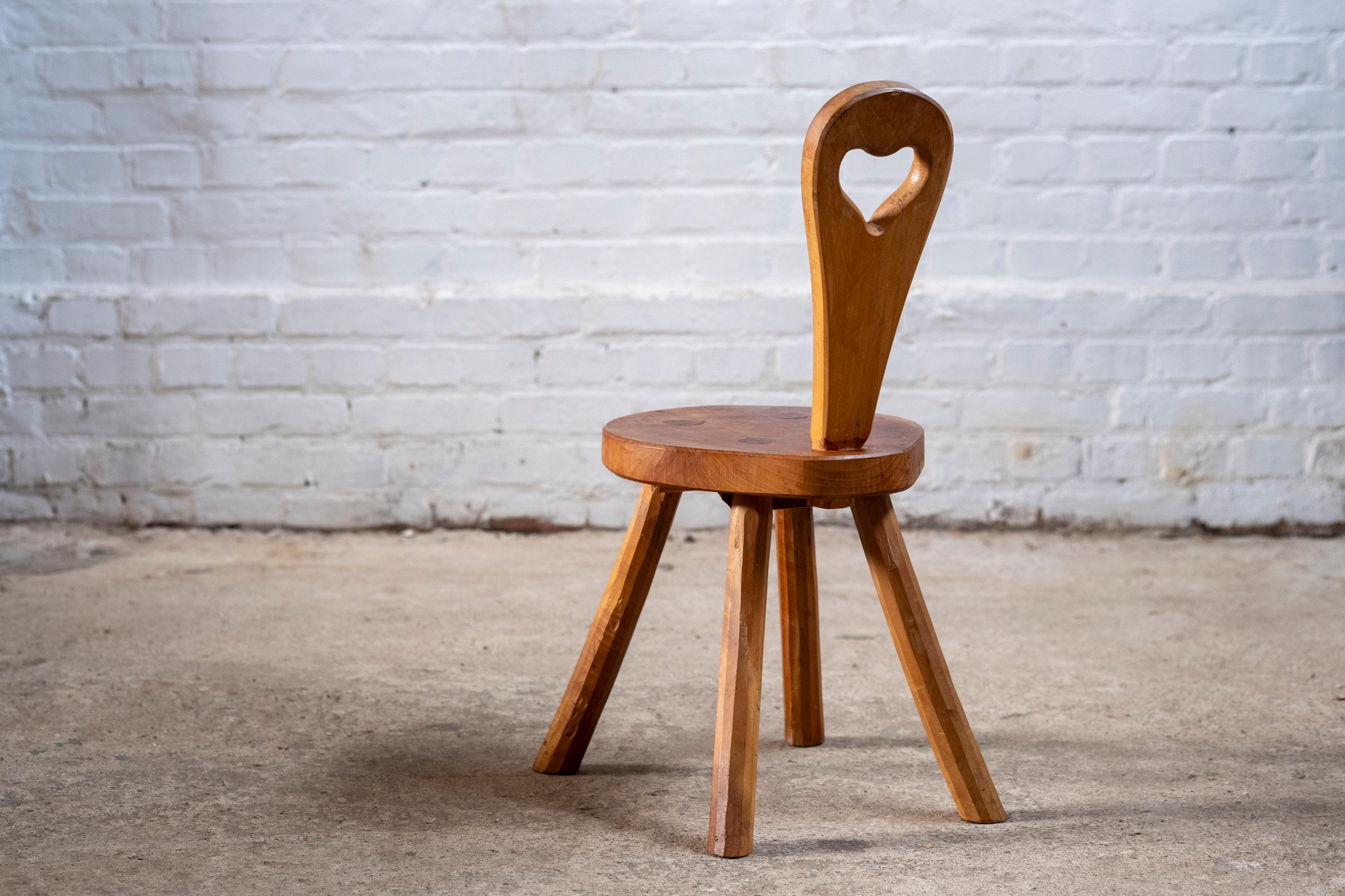 Français Tabouret français sculpté à la main avec dossier en forme de cœur, 1970 en vente