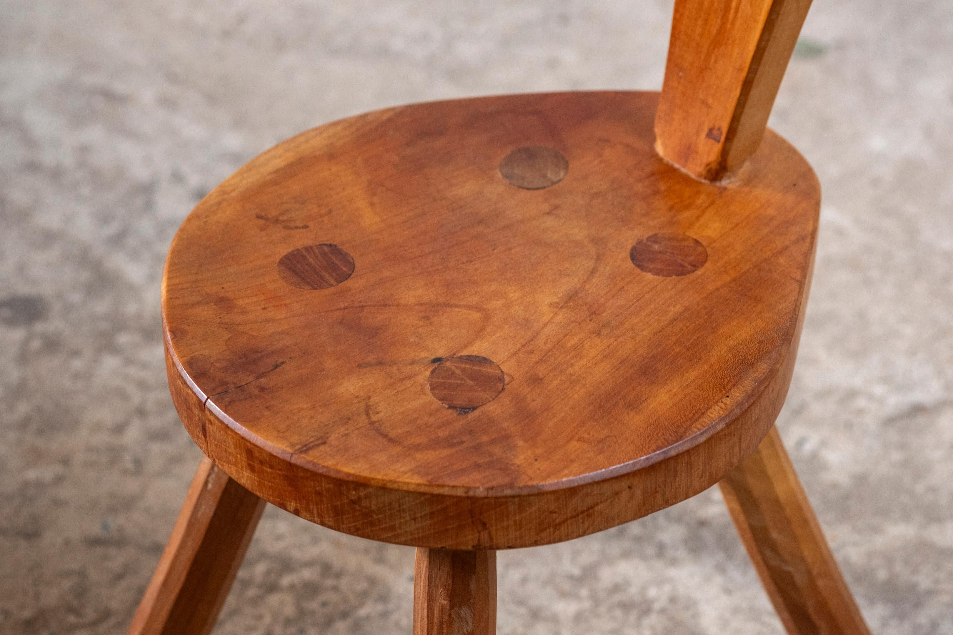Tabouret français sculpté à la main avec dossier en forme de cœur, 1970 Bon état - En vente à Balen, BE