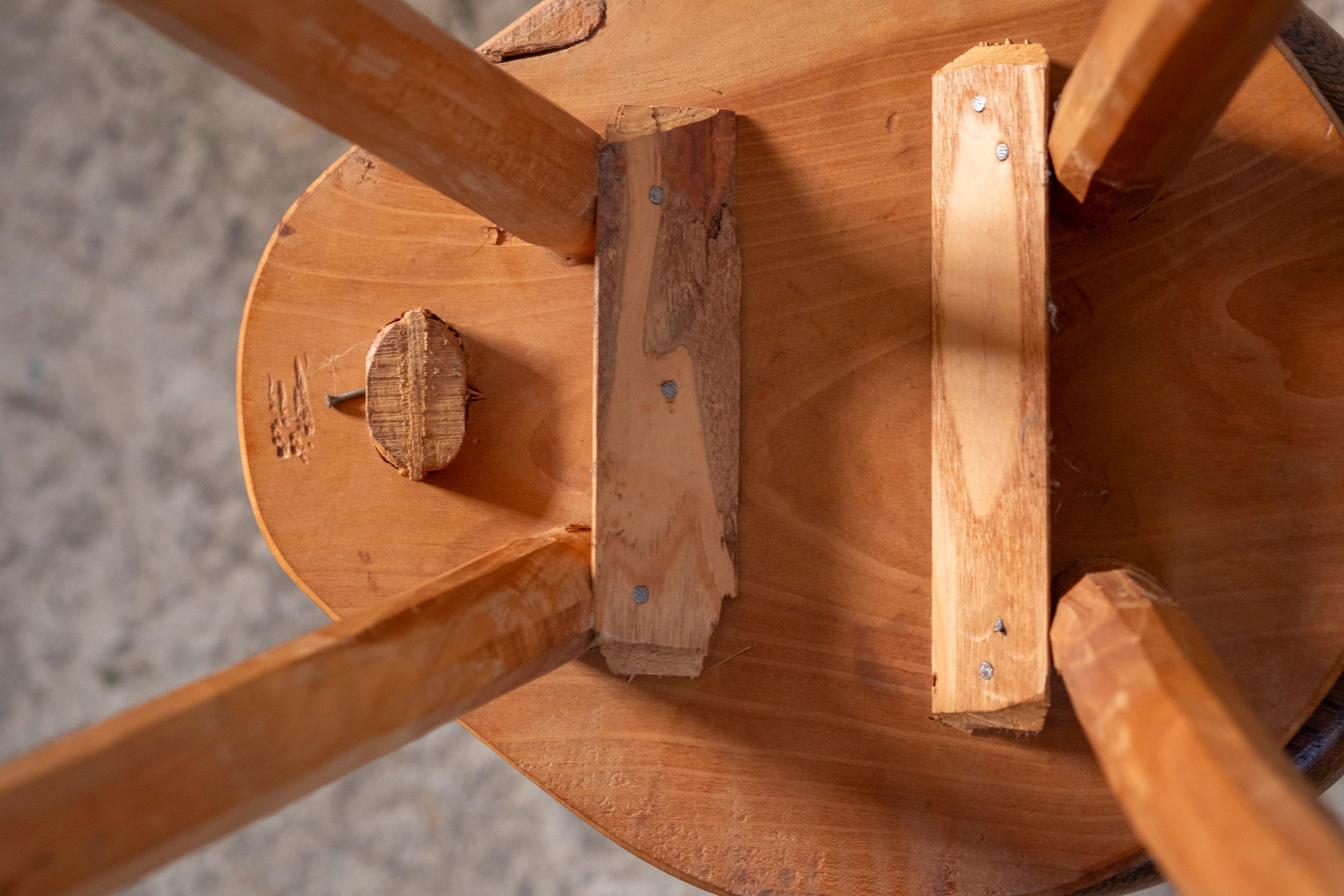 Fin du 20e siècle Tabouret français sculpté à la main avec dossier en forme de cœur, 1970 en vente