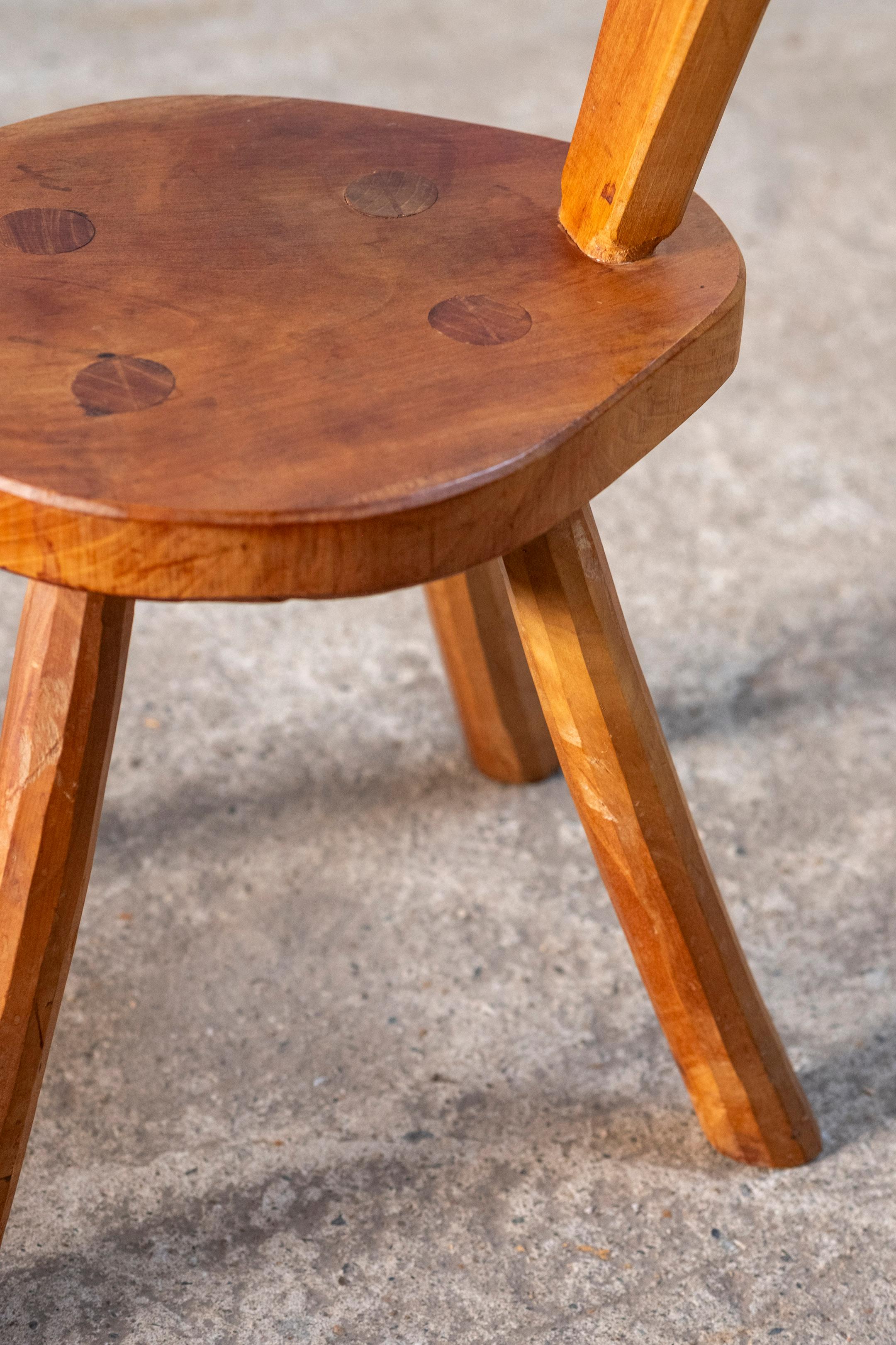 Bois de feuillus Tabouret français sculpté à la main avec dossier en forme de cœur, 1970 en vente