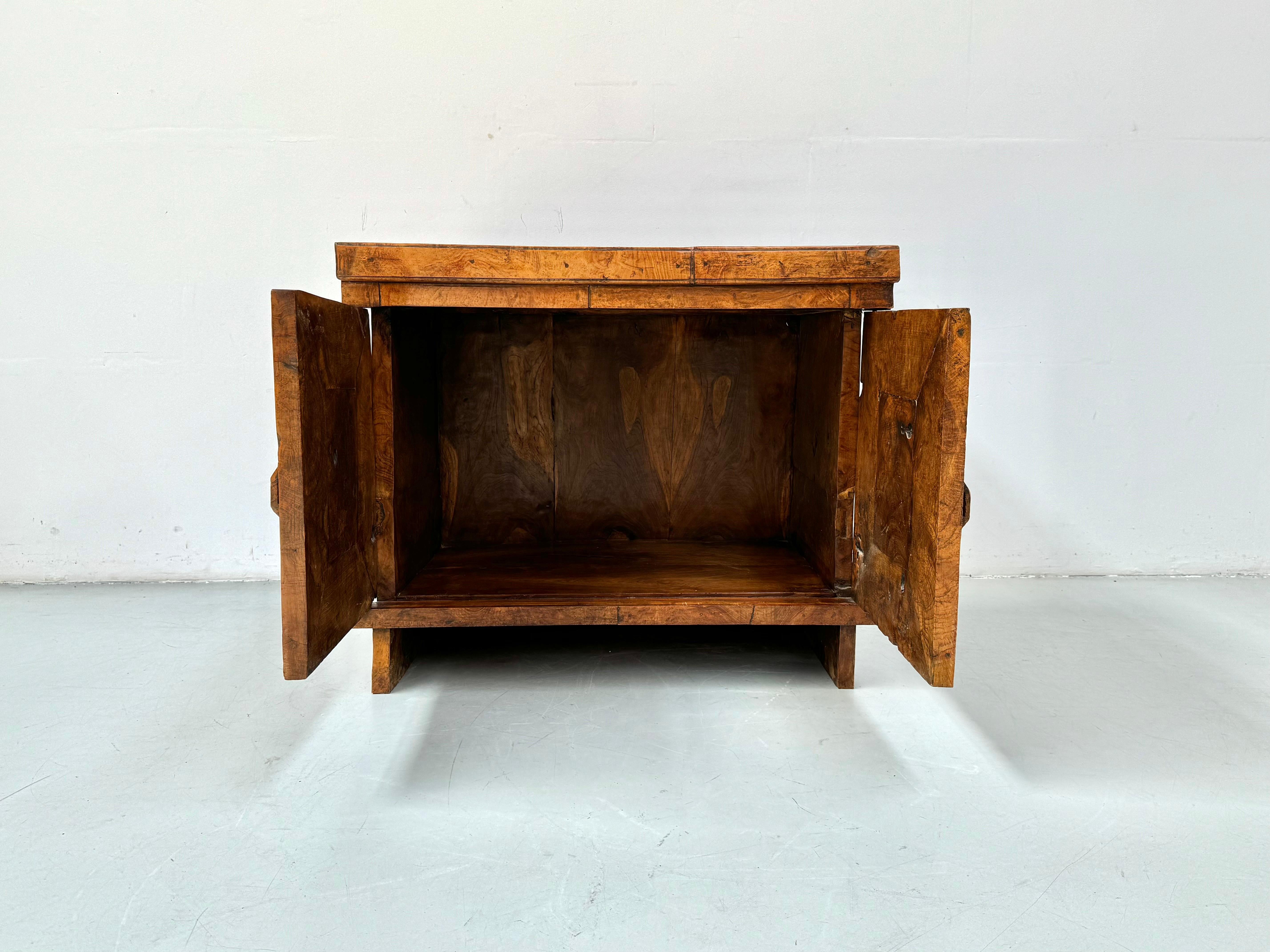 Armoire vintage française en bois de ronce, faite à la main, années 1950. en vente 3