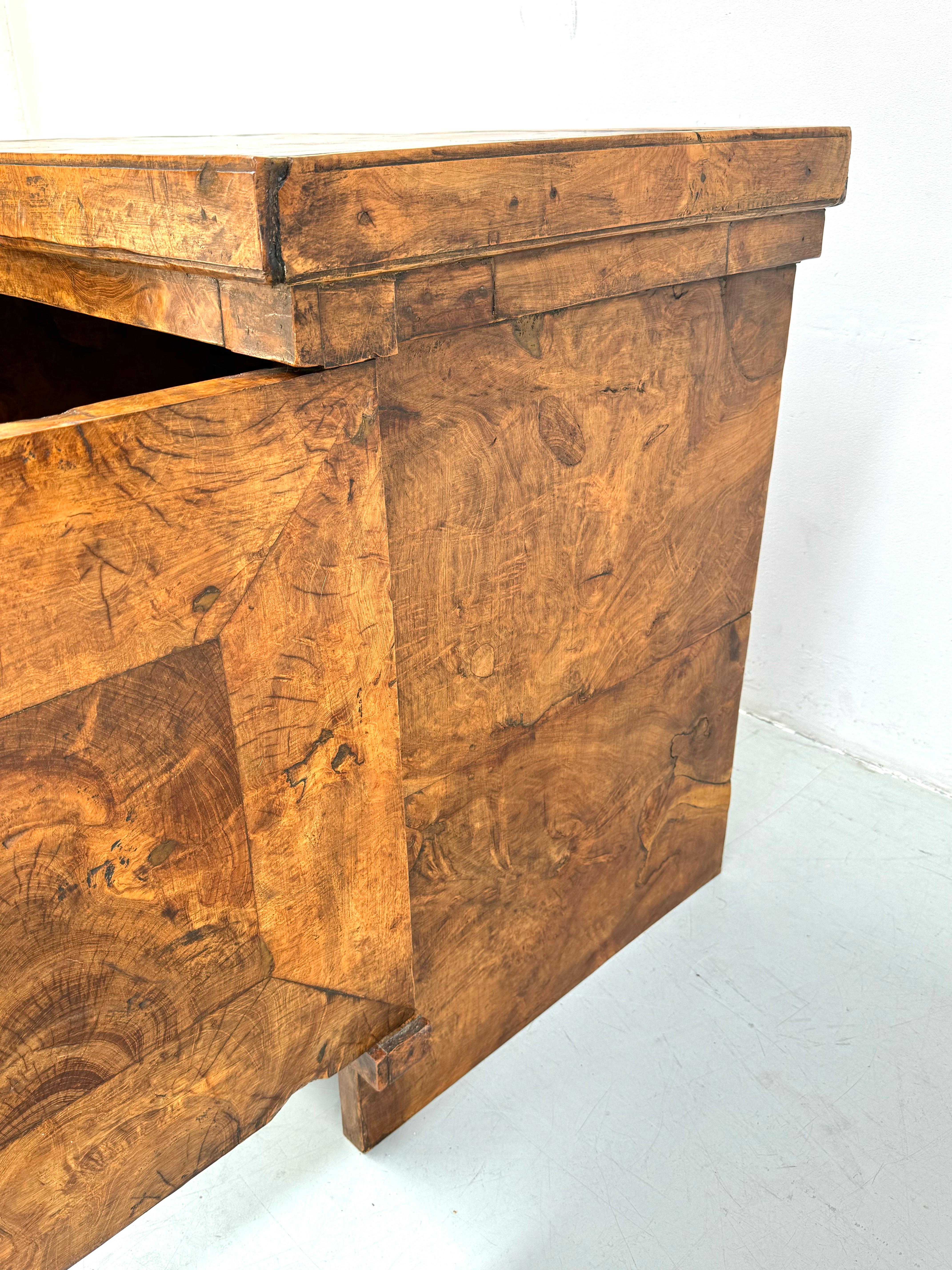 Armoire vintage française en bois de ronce, faite à la main, années 1950. en vente 4