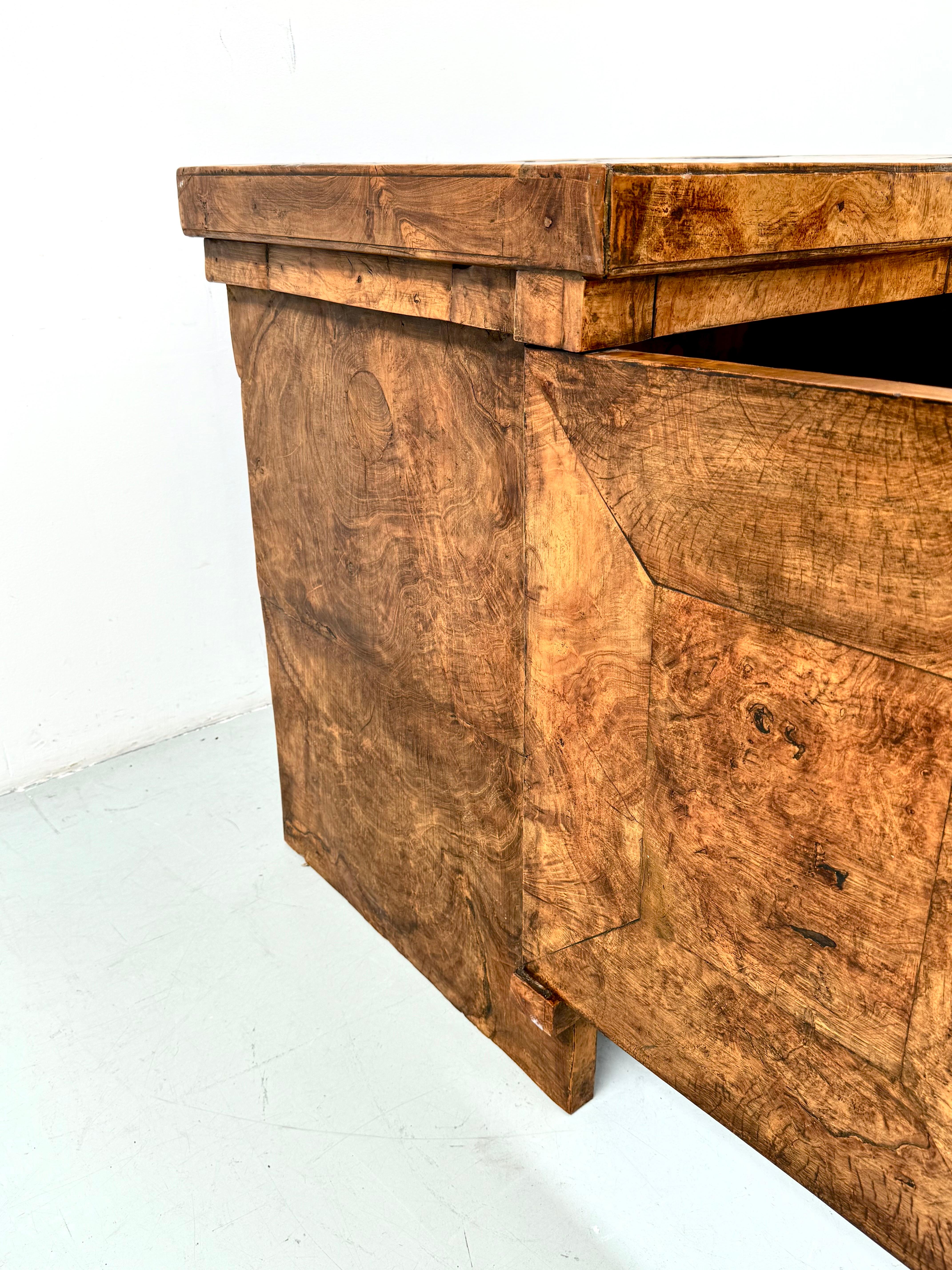 Armoire vintage française en bois de ronce, faite à la main, années 1950. en vente 5