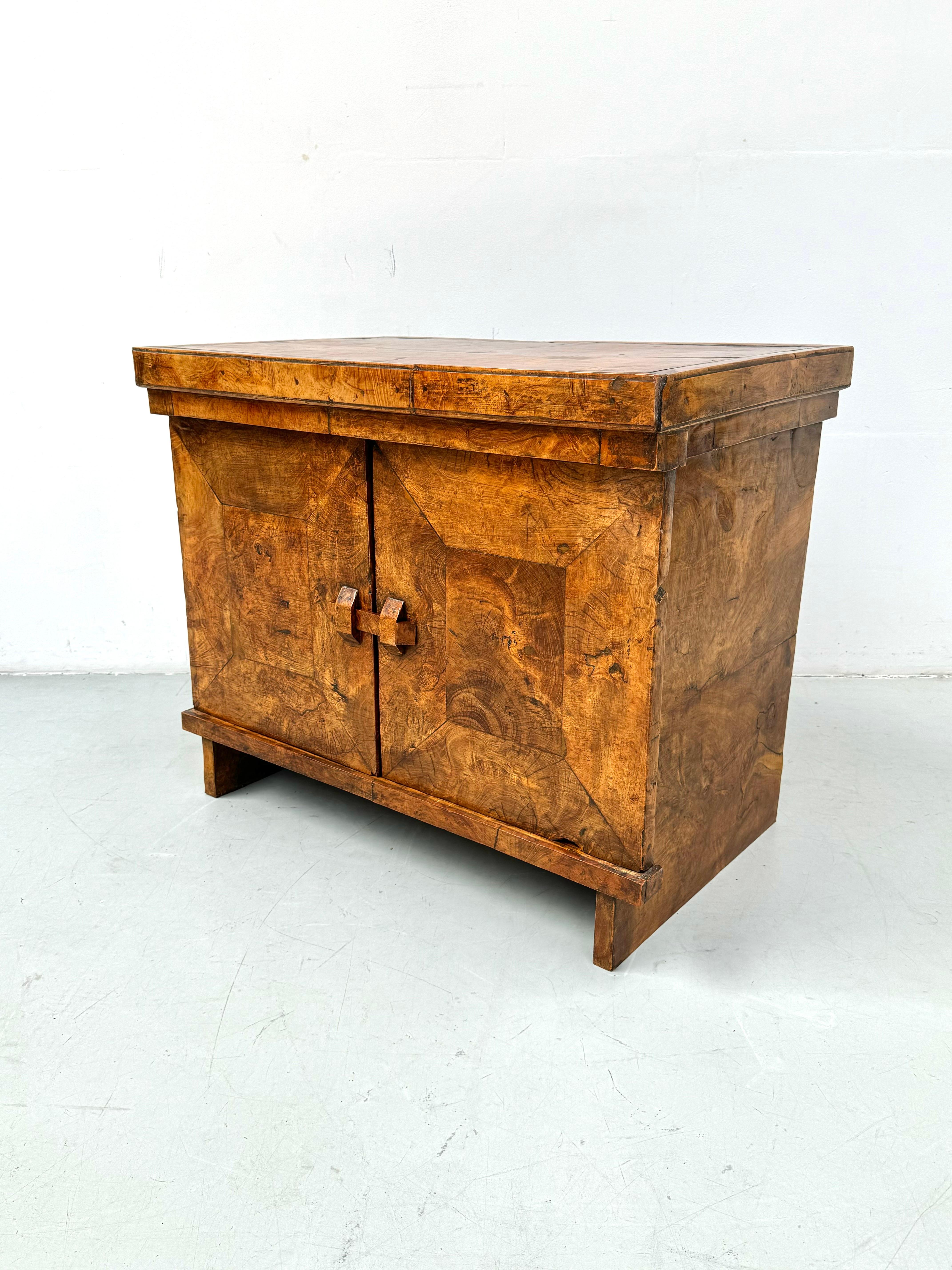 Armoire vintage française en bois de ronce, faite à la main, années 1950. en vente 6