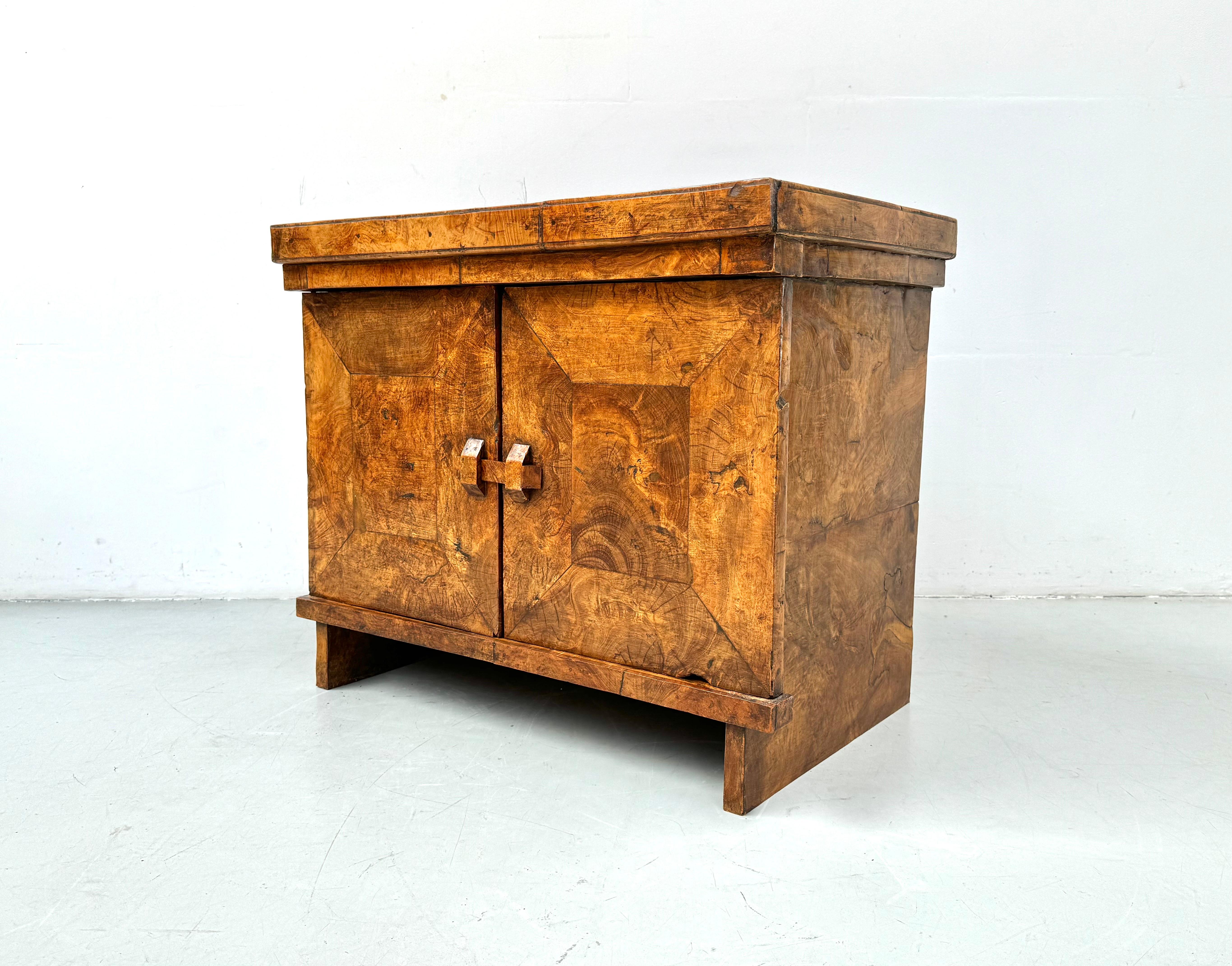 Armoire vintage française en bois de ronce, faite à la main, années 1950. en vente 7