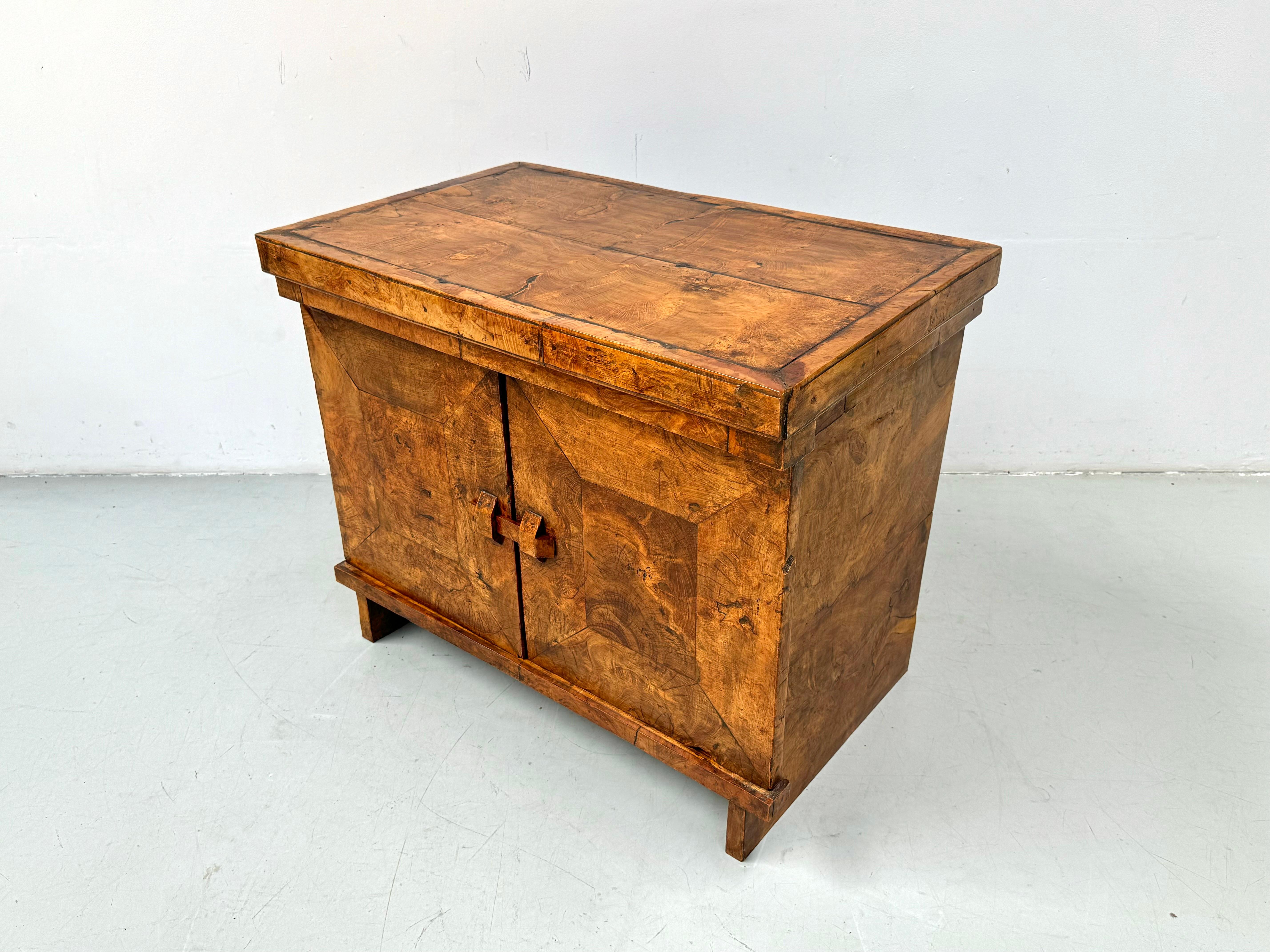 Armoire vintage française en bois de ronce, faite à la main, années 1950. en vente 8