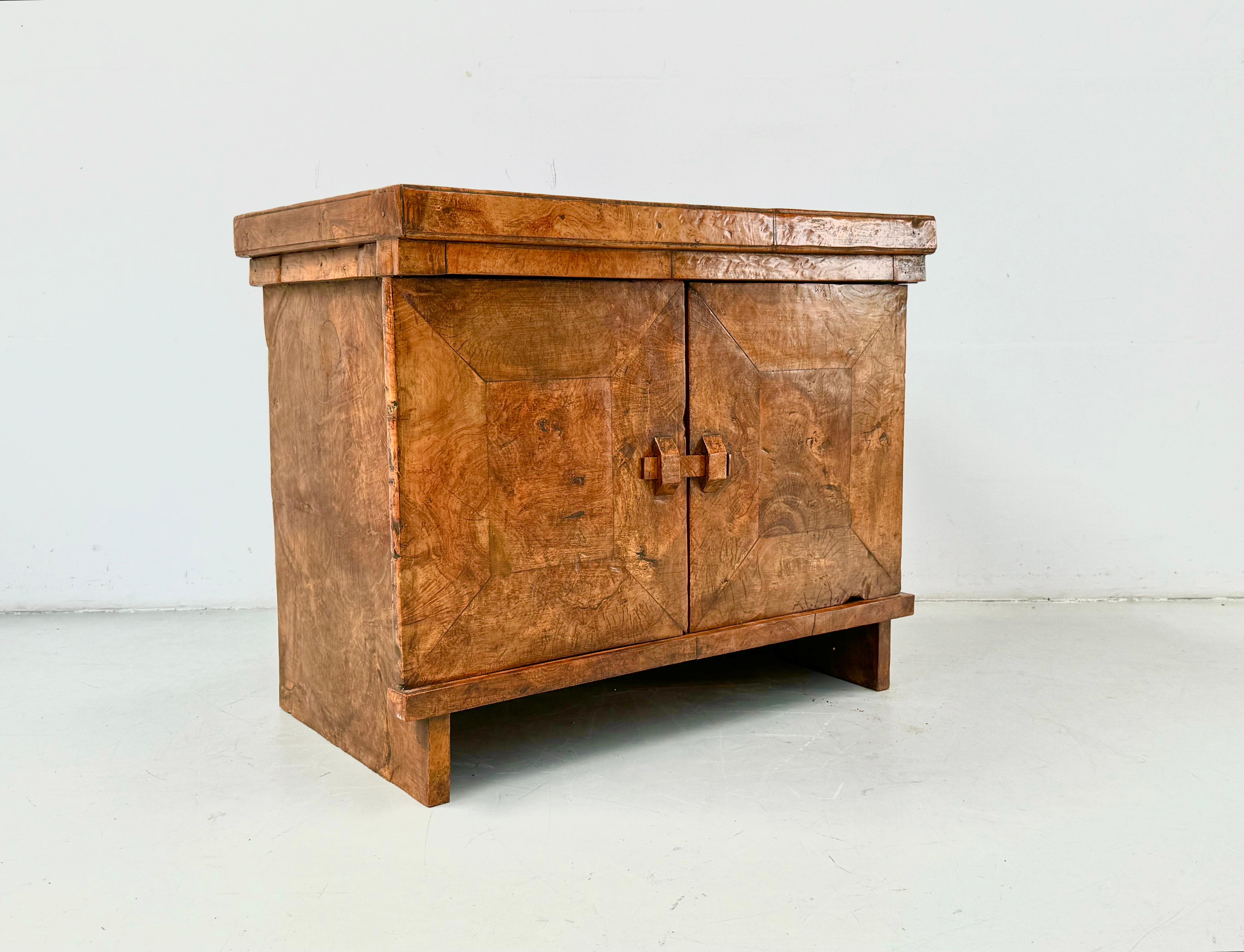 Armoire vintage française en bois de ronce, faite à la main, années 1950. en vente 9