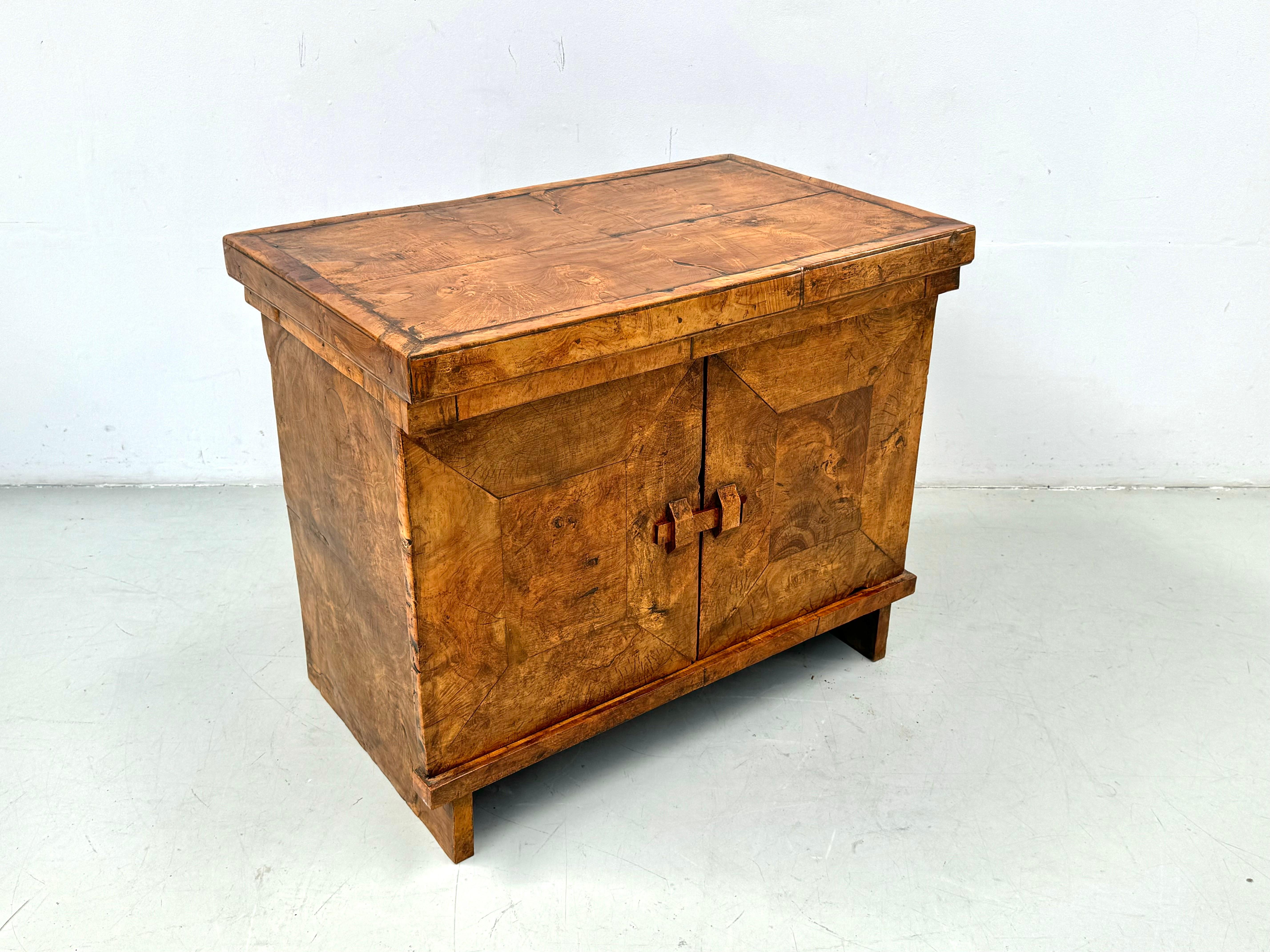 Armoire vintage française en bois de ronce, faite à la main, années 1950. en vente 10