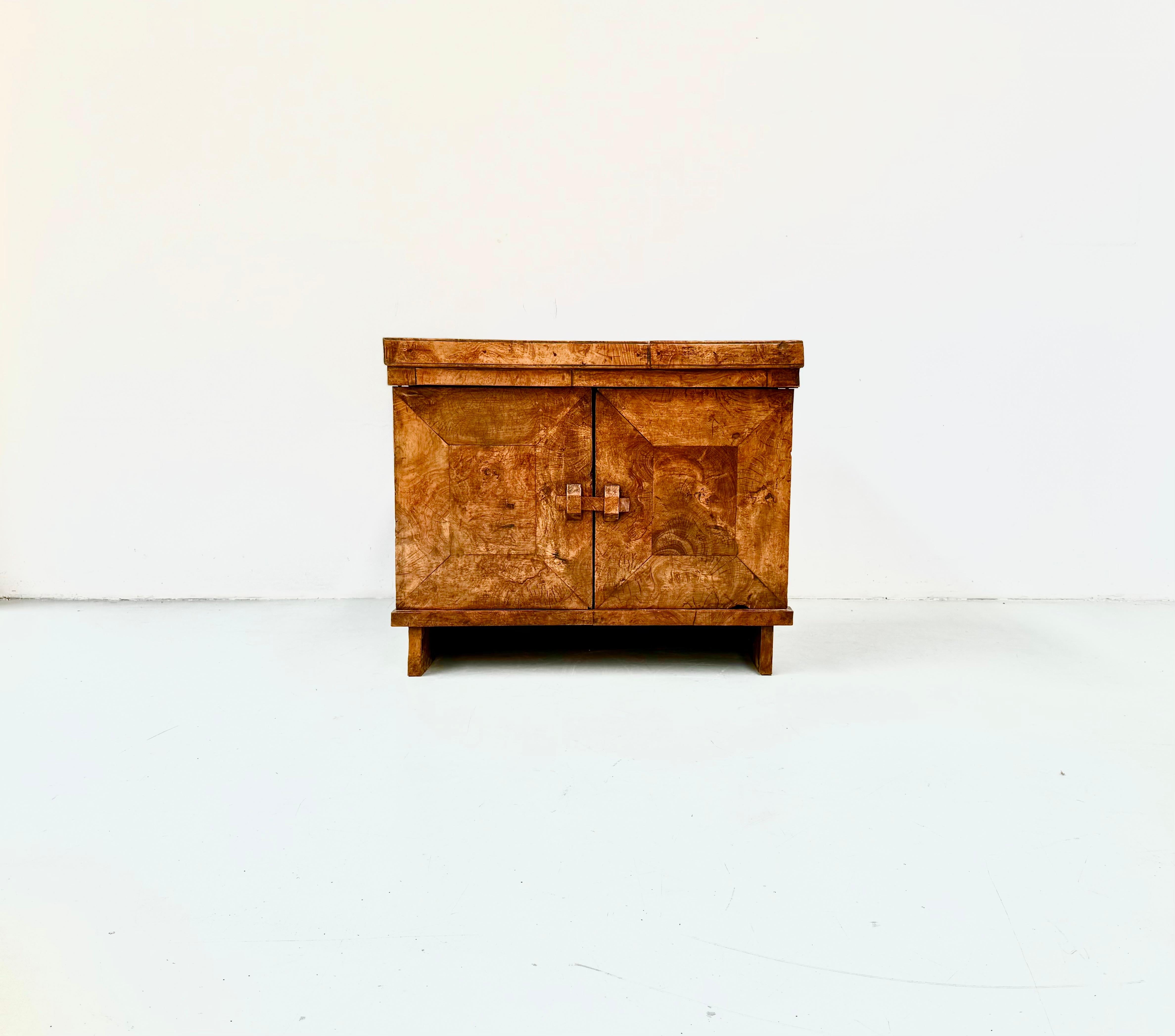 Ce meuble en ronce est originaire de France. Fait à la main avec  un beau motif dans le bois de ronce . Les portes et les côtés ont une épaisseur de 4 cm. Meuble unique en très bon état, sans aucun dommage.