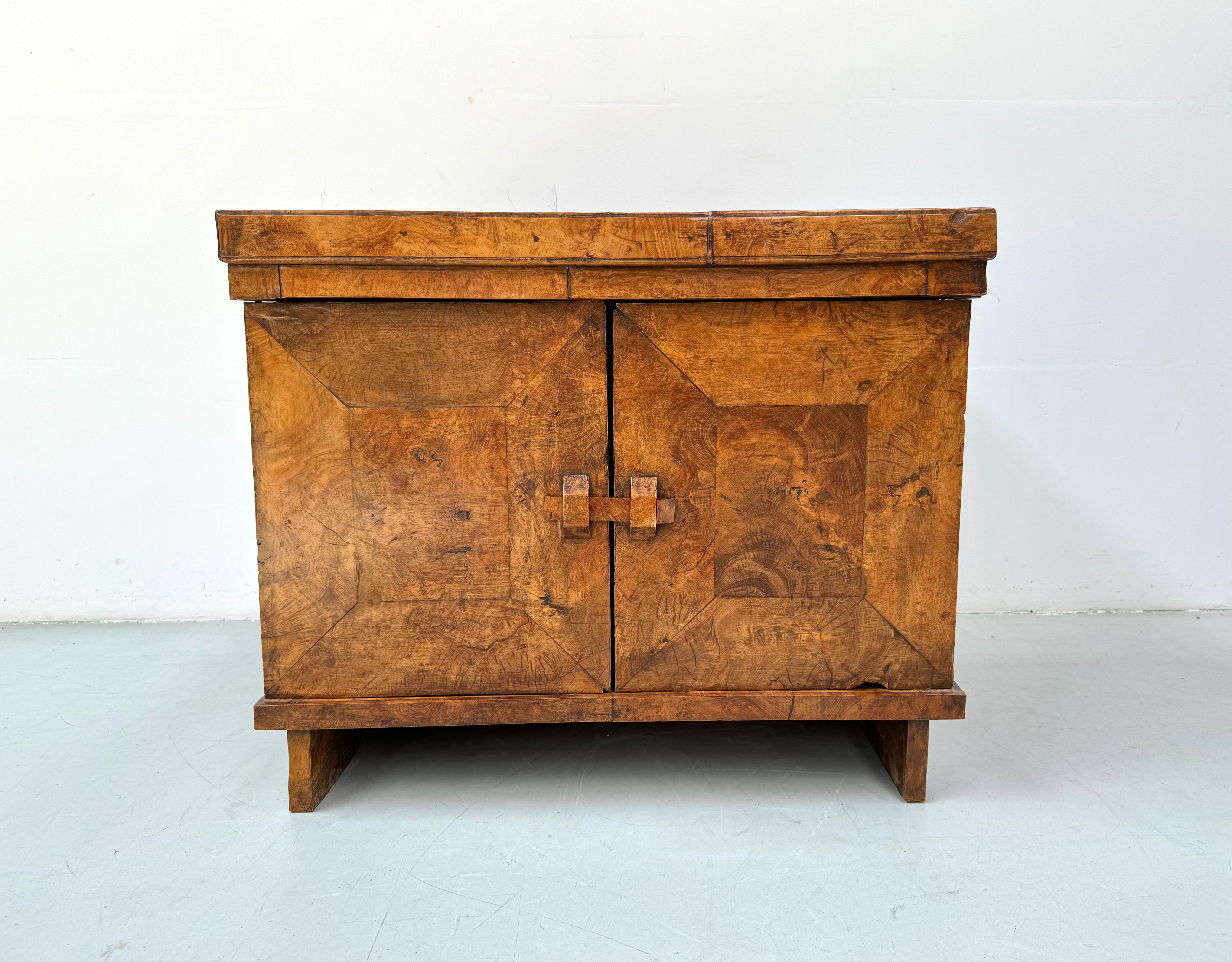 Art déco Armoire vintage française en bois de ronce, faite à la main, années 1950. en vente
