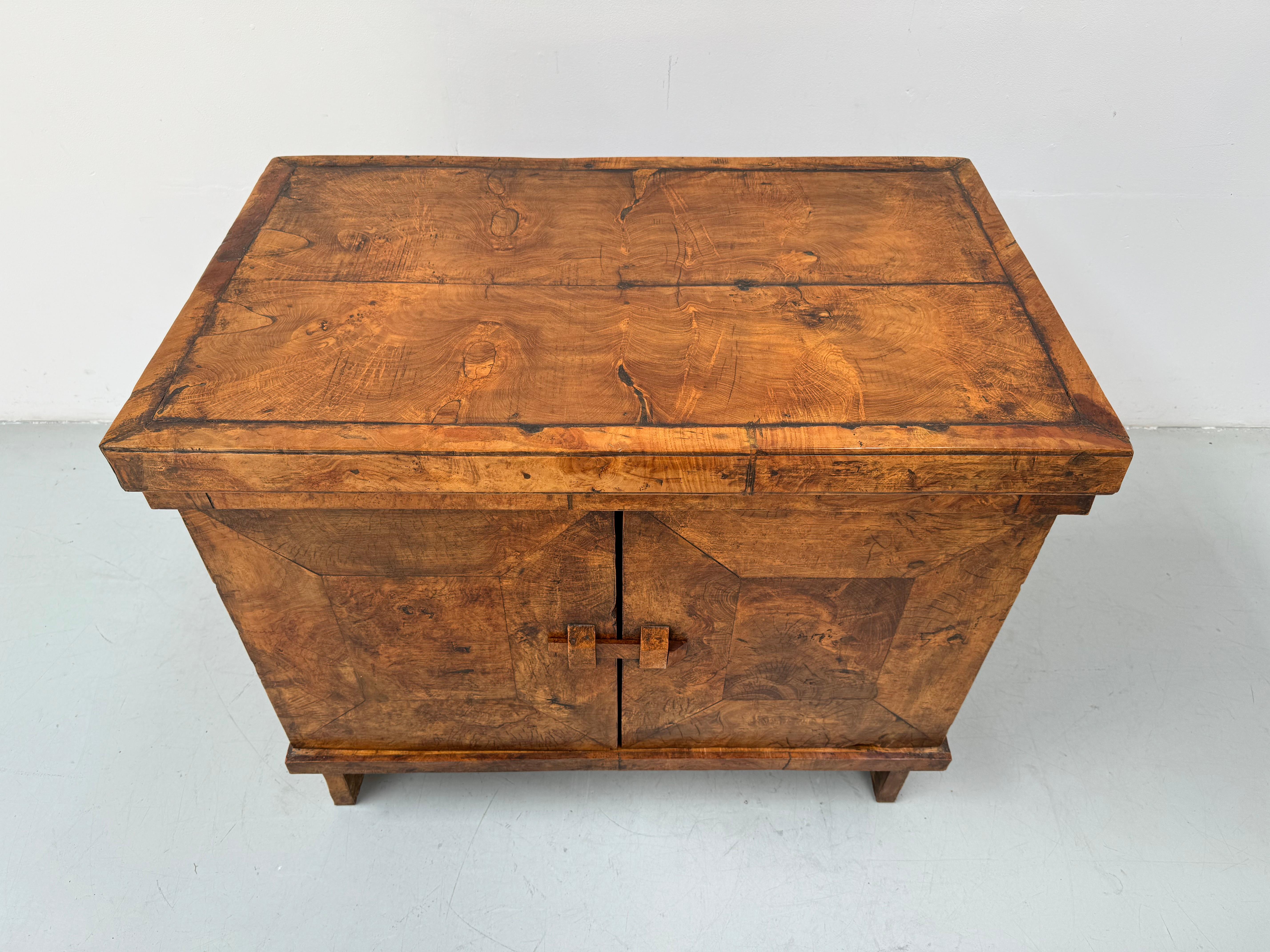 Français Armoire vintage française en bois de ronce, faite à la main, années 1950. en vente