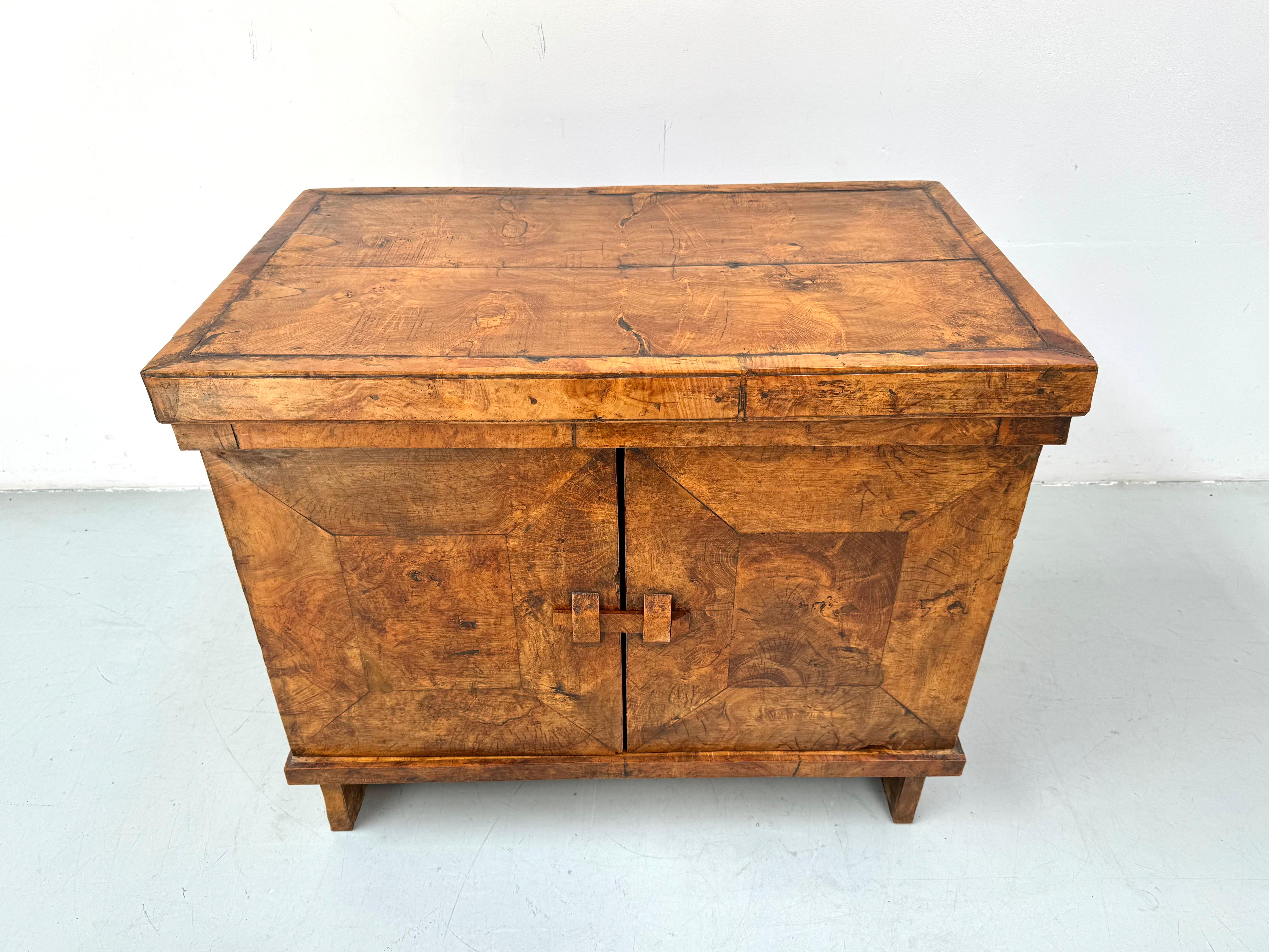 Armoire vintage française en bois de ronce, faite à la main, années 1950. Bon état - En vente à Eindhoven, Noord Brabant