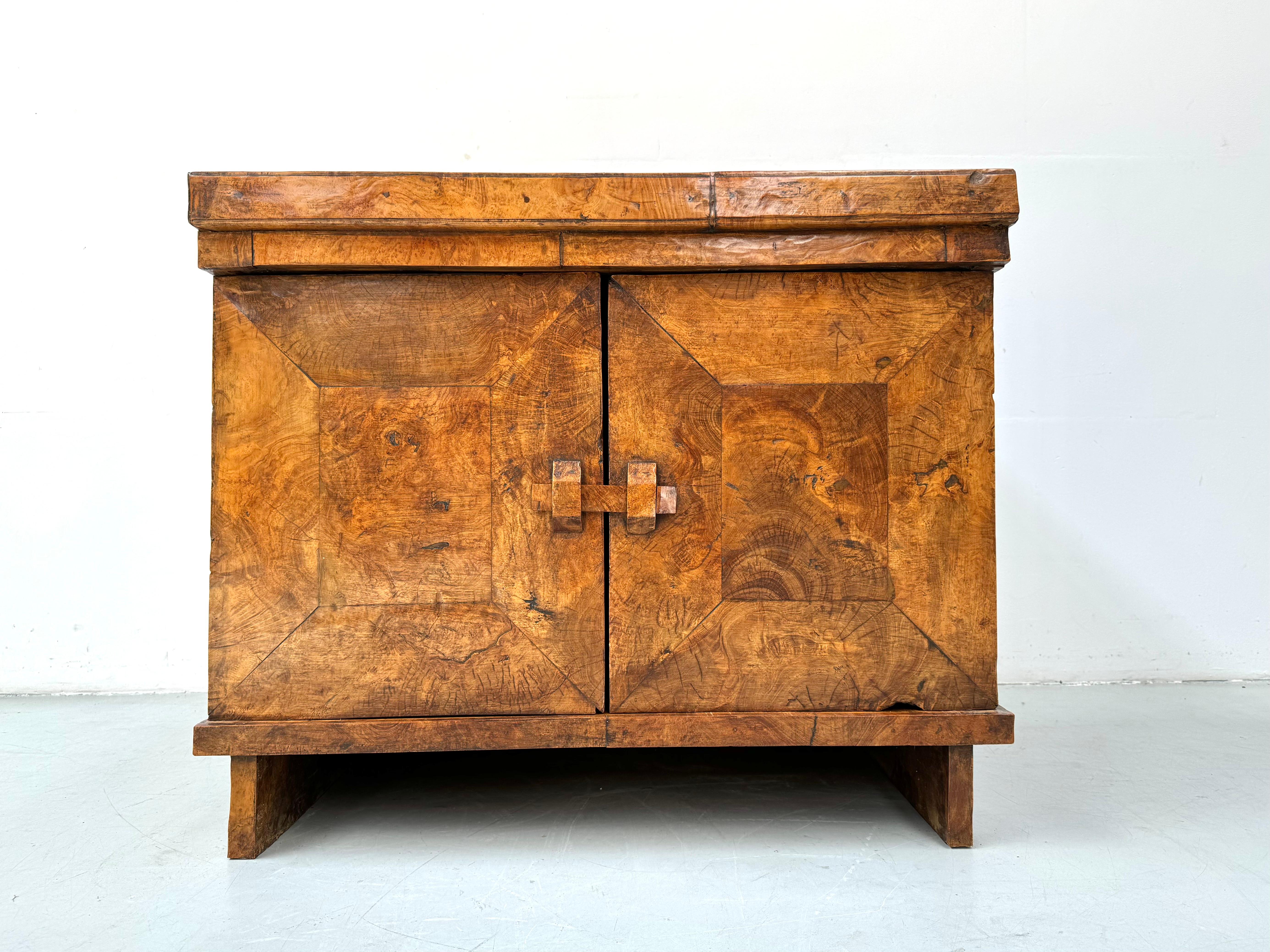 Milieu du XXe siècle Armoire vintage française en bois de ronce, faite à la main, années 1950. en vente