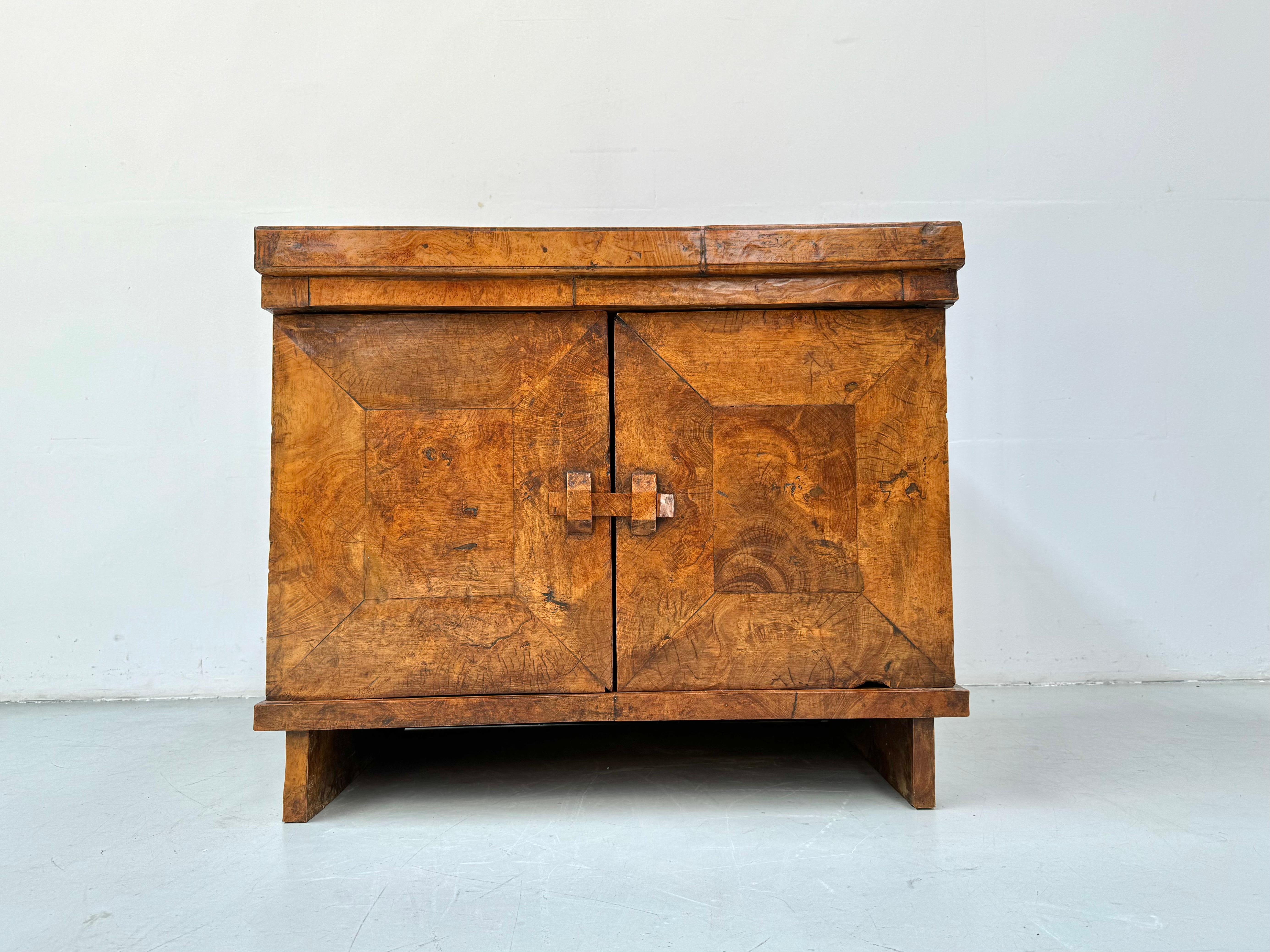 Broussin Armoire vintage française en bois de ronce, faite à la main, années 1950. en vente