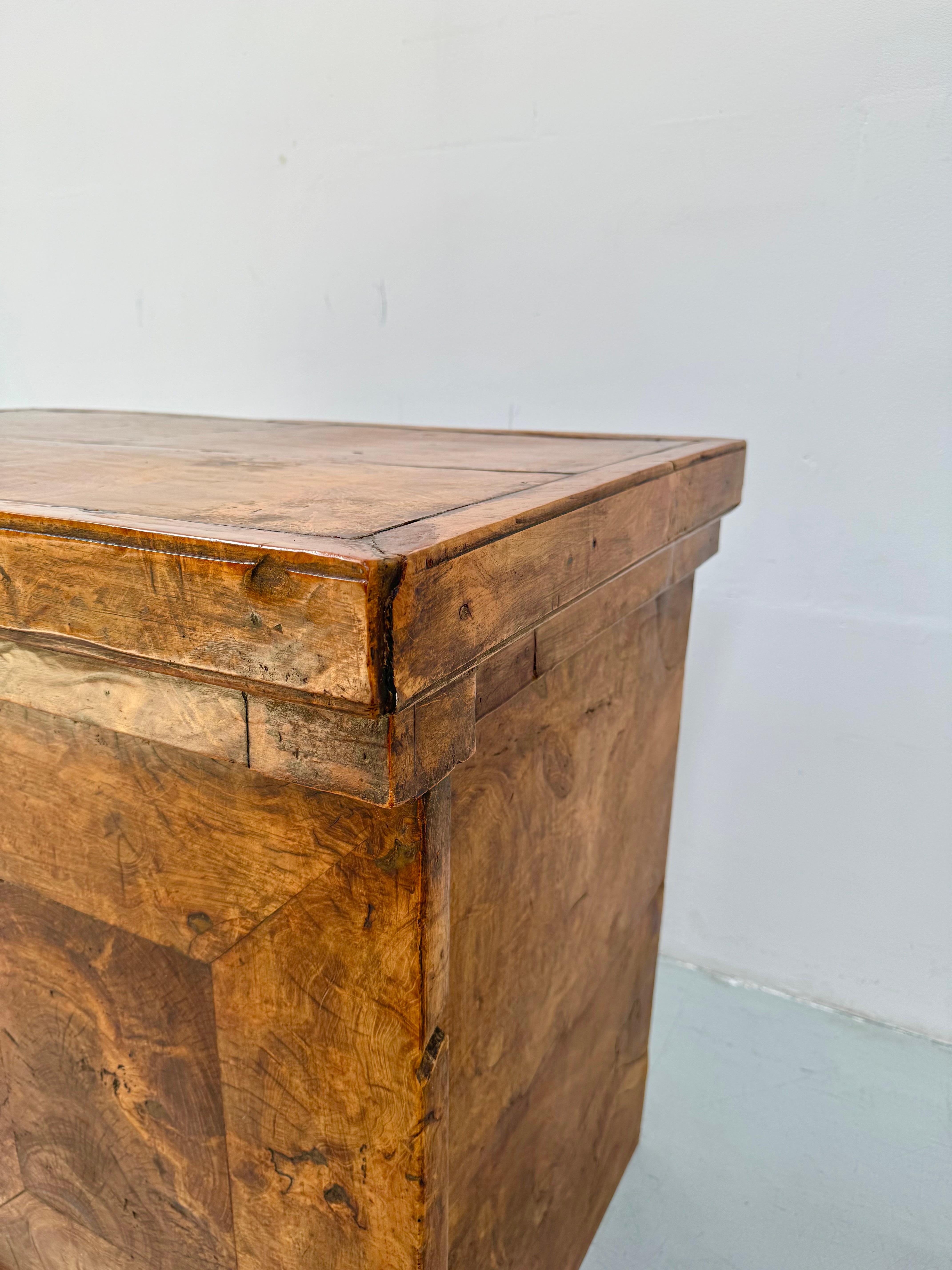 Armoire vintage française en bois de ronce, faite à la main, années 1950. en vente 1