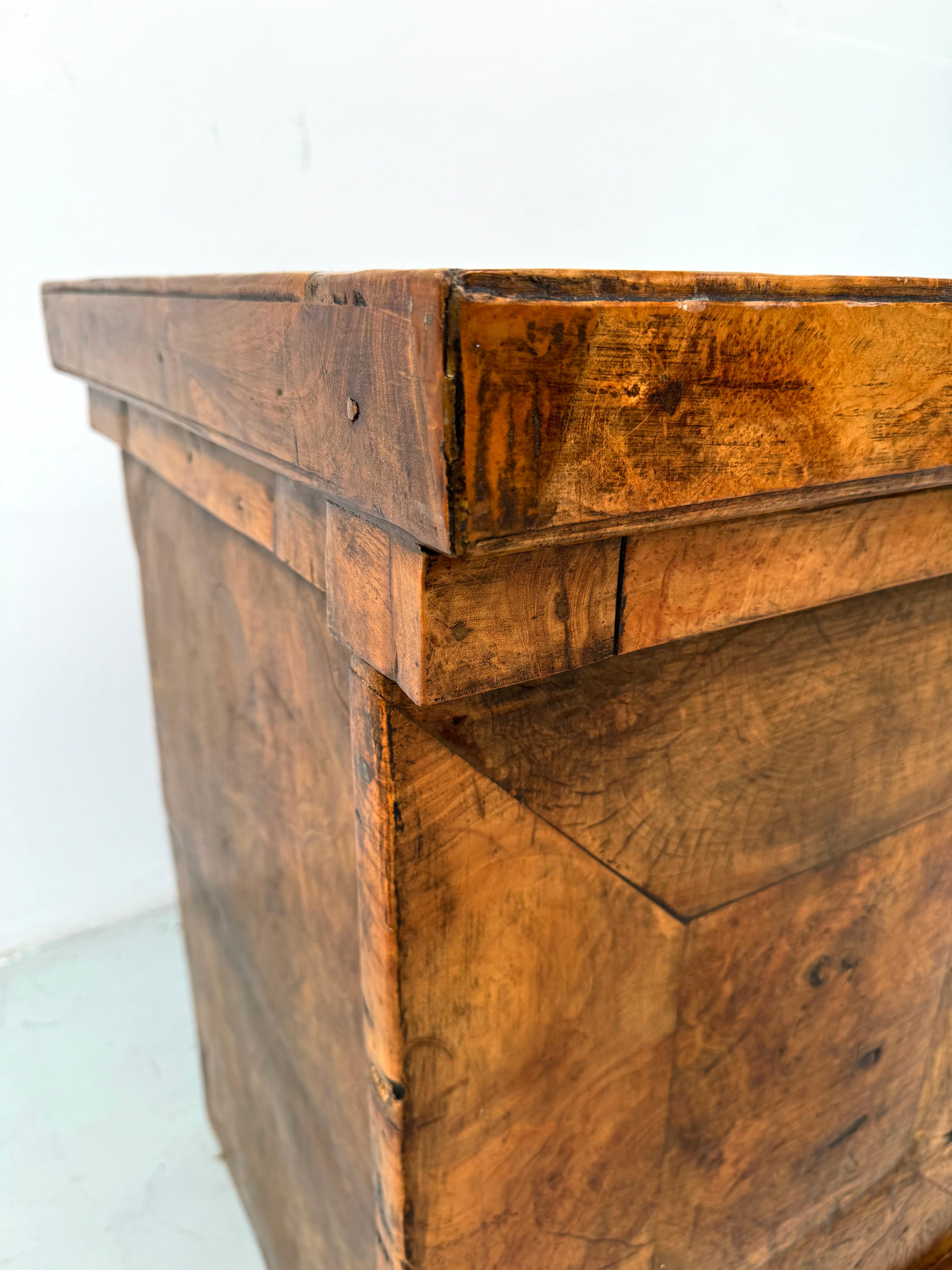 Armoire vintage française en bois de ronce, faite à la main, années 1950. en vente 2
