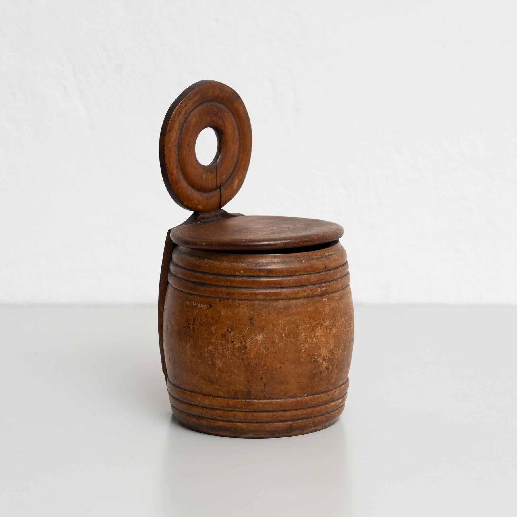 This beautiful handcrafted wooden salt box, or salero, was made in France around 1940 and is designed to be wall-mounted, making it a practical and charming addition to any kitchen. Meticulously shaped by hand, it reflects the craftsmanship of the