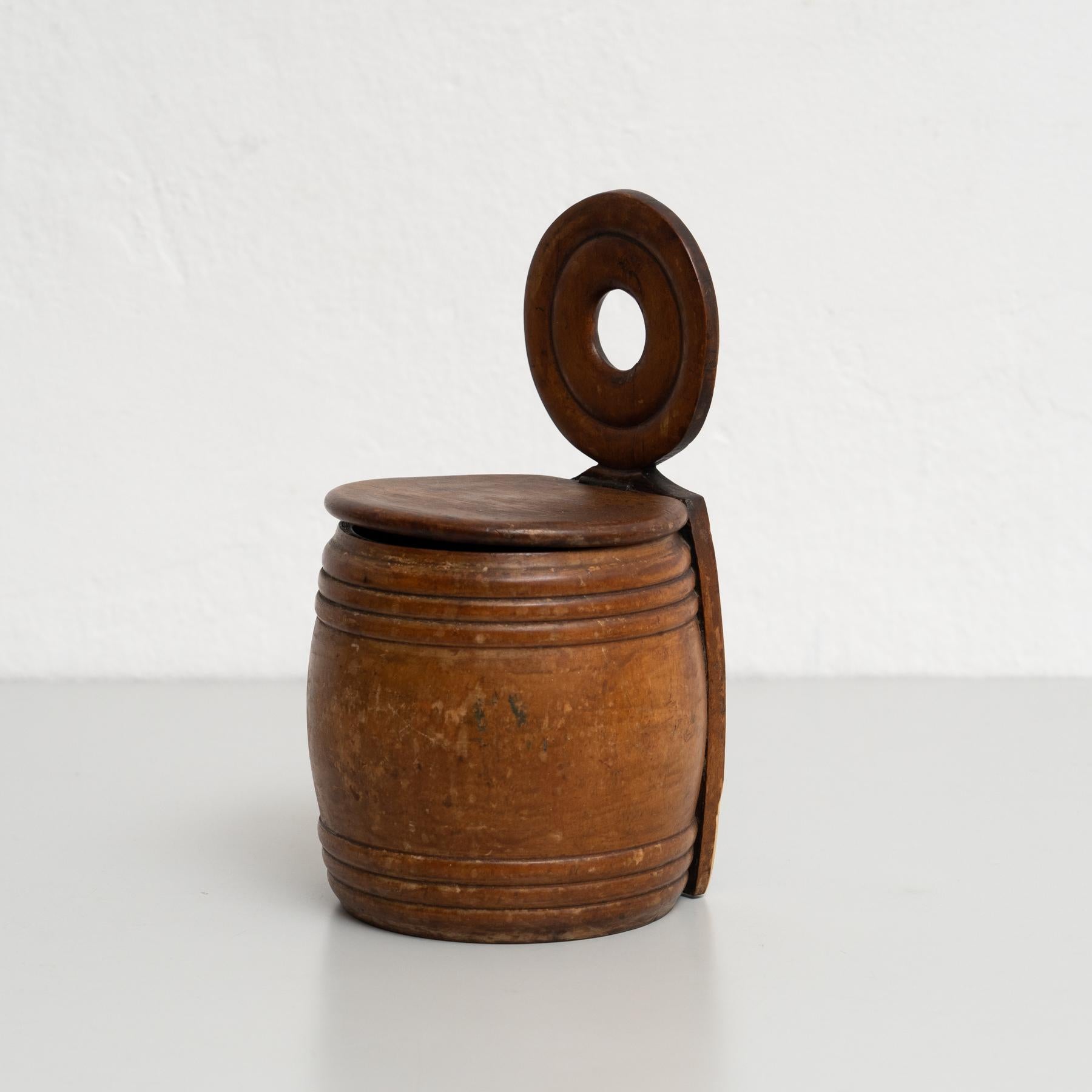 Vintage French Handmade Wooden Wall-Mounted Salt Box – Circa 1940 In Good Condition For Sale In Barcelona, ES