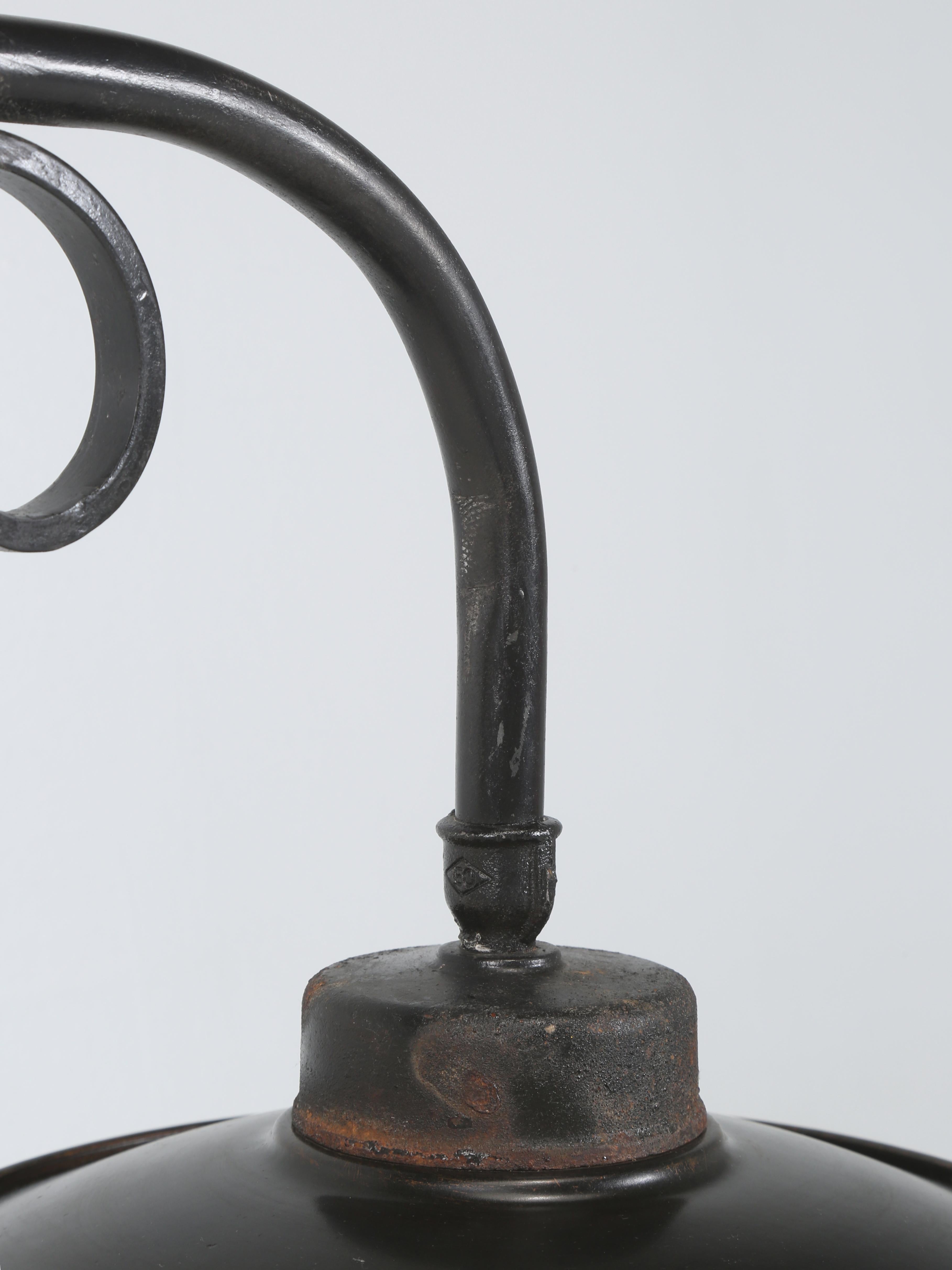 Vintage French Hanging Two Lamp Pendant Chandelier Ideal für eine Kücheninsel im Angebot 3