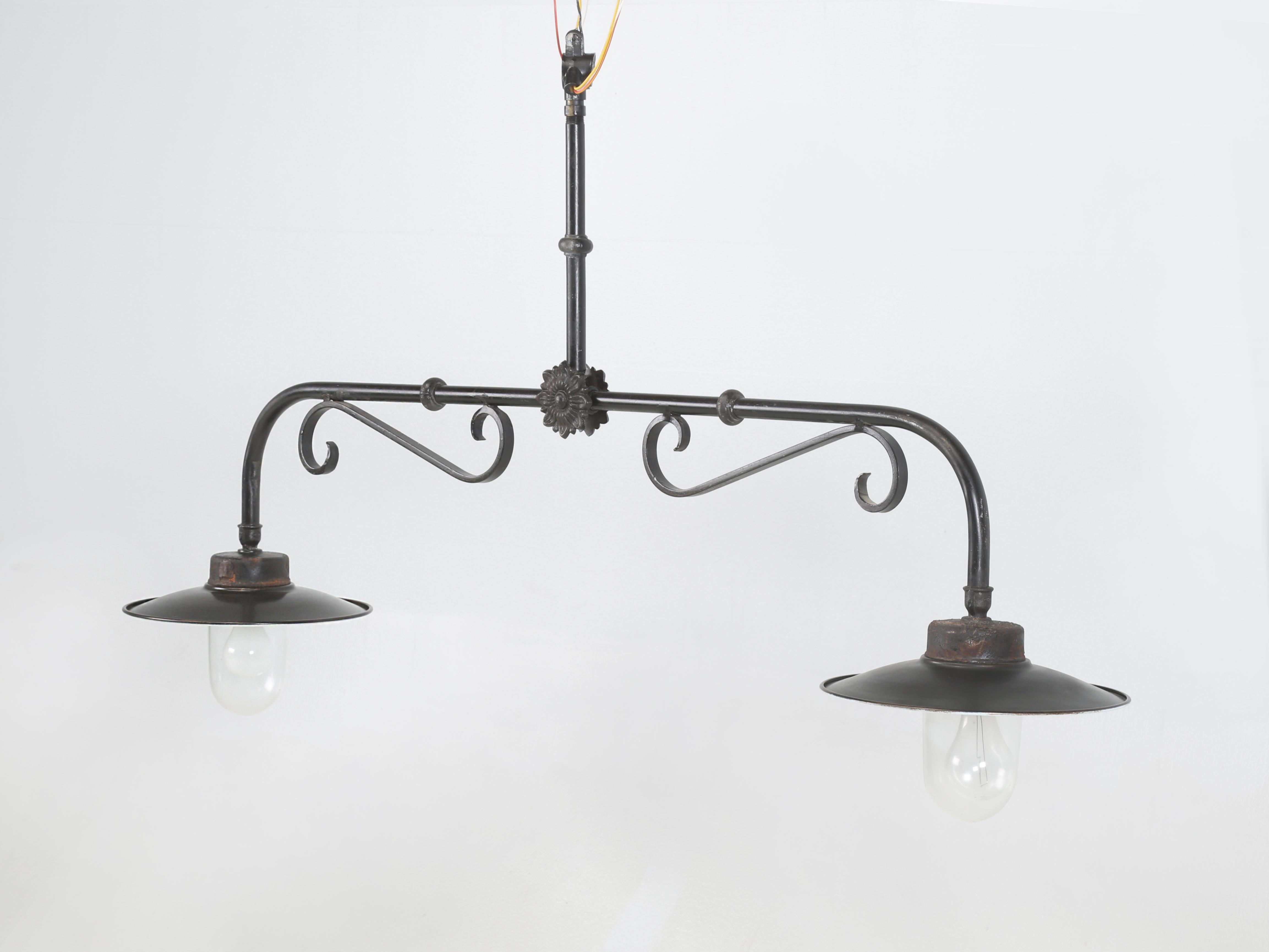 Vintage French Hanging Two-Pendent Light Kronleuchter. Es wurde vor Jahrzehnten in Südfrankreich gekauft und war länger als mir lieb ist in einem Lagerraum im Obergeschoss versteckt. Schön aus Stahl und Gusseisen gefertigt und schwarz lackiert.
