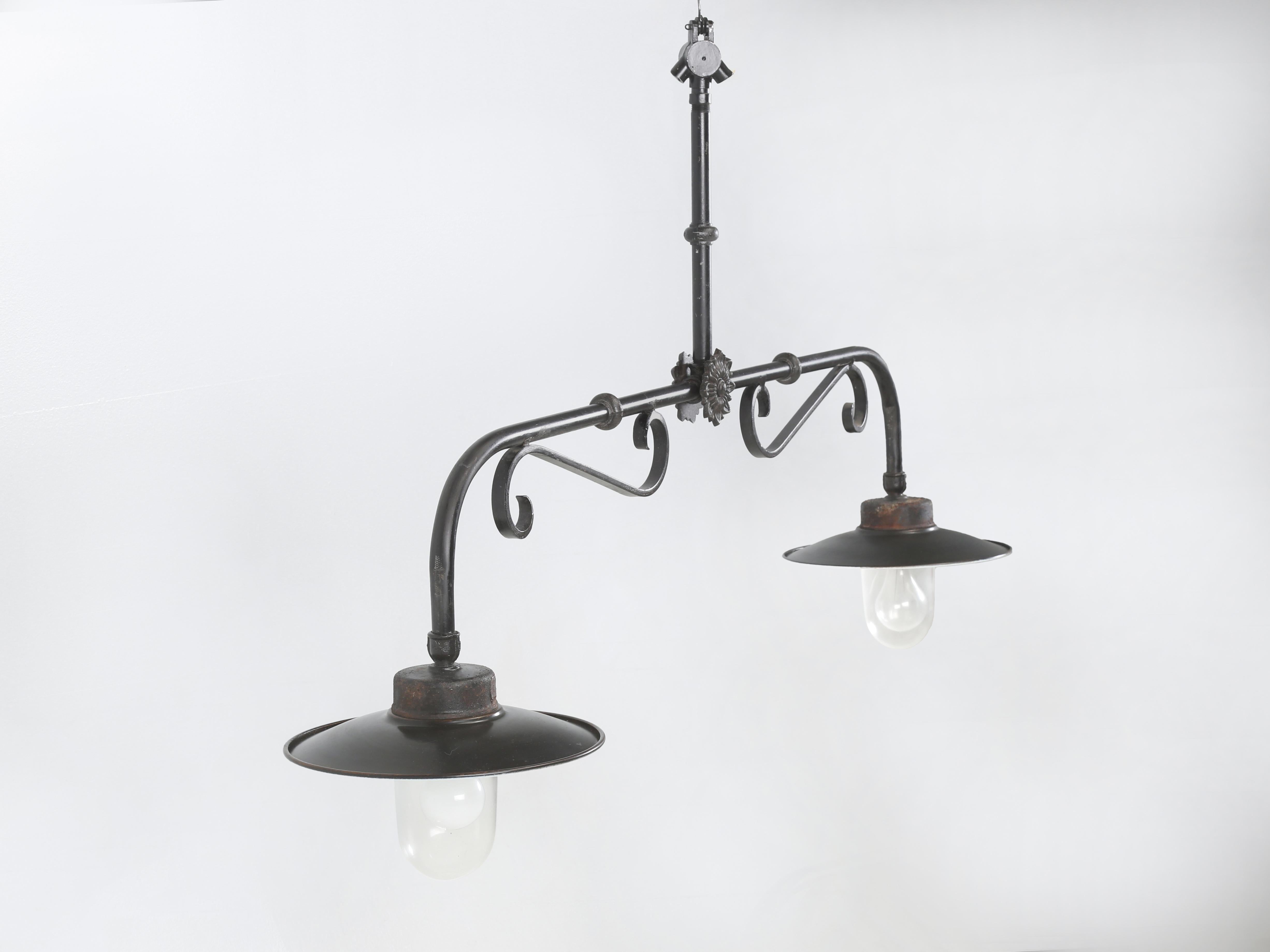 Vintage French Hanging Two Lamp Pendant Chandelier Ideal für eine Kücheninsel (Land) im Angebot