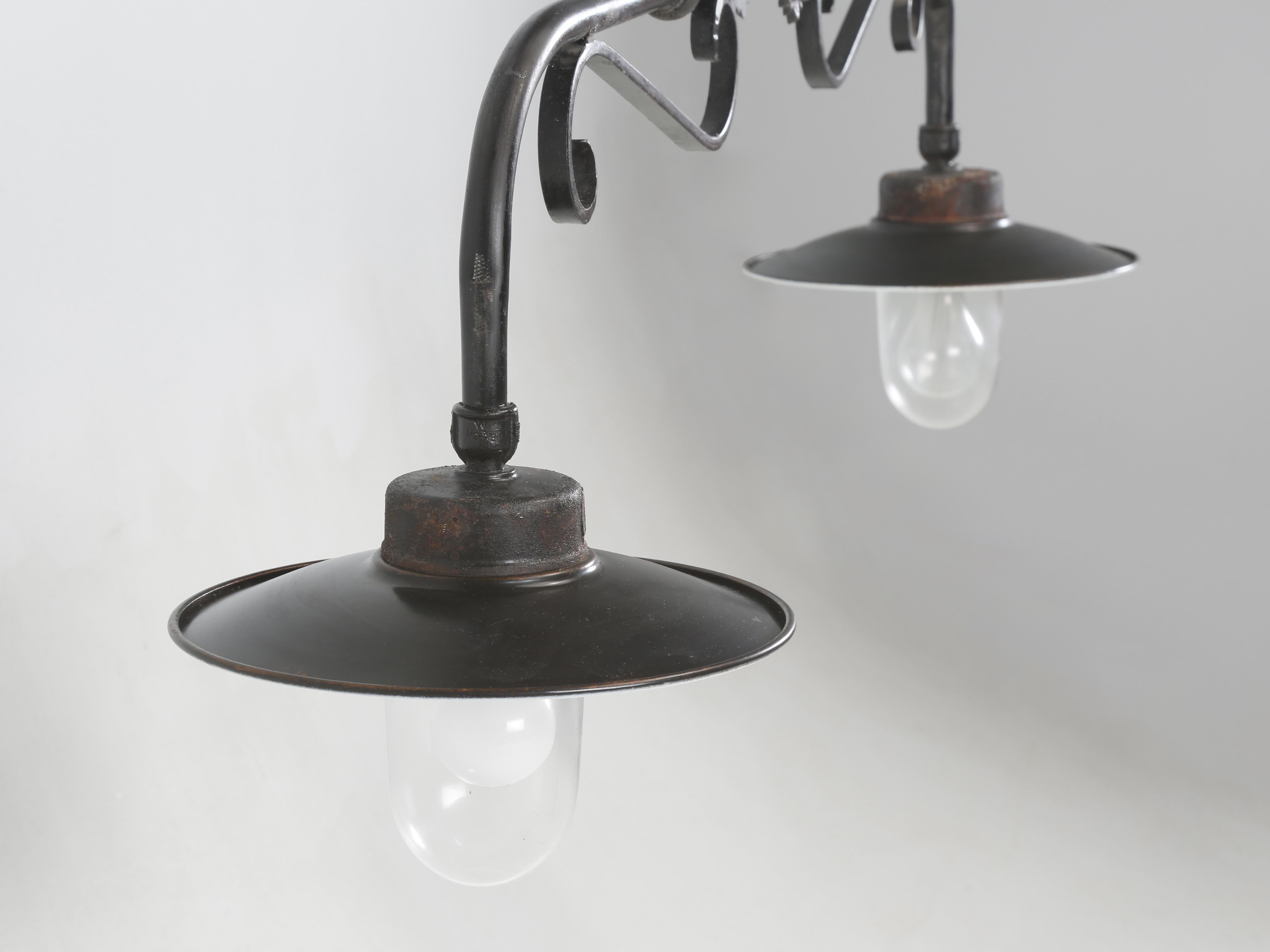 Vintage French Hanging Two Lamp Pendant Chandelier Ideal für eine Kücheninsel (Französisch) im Angebot
