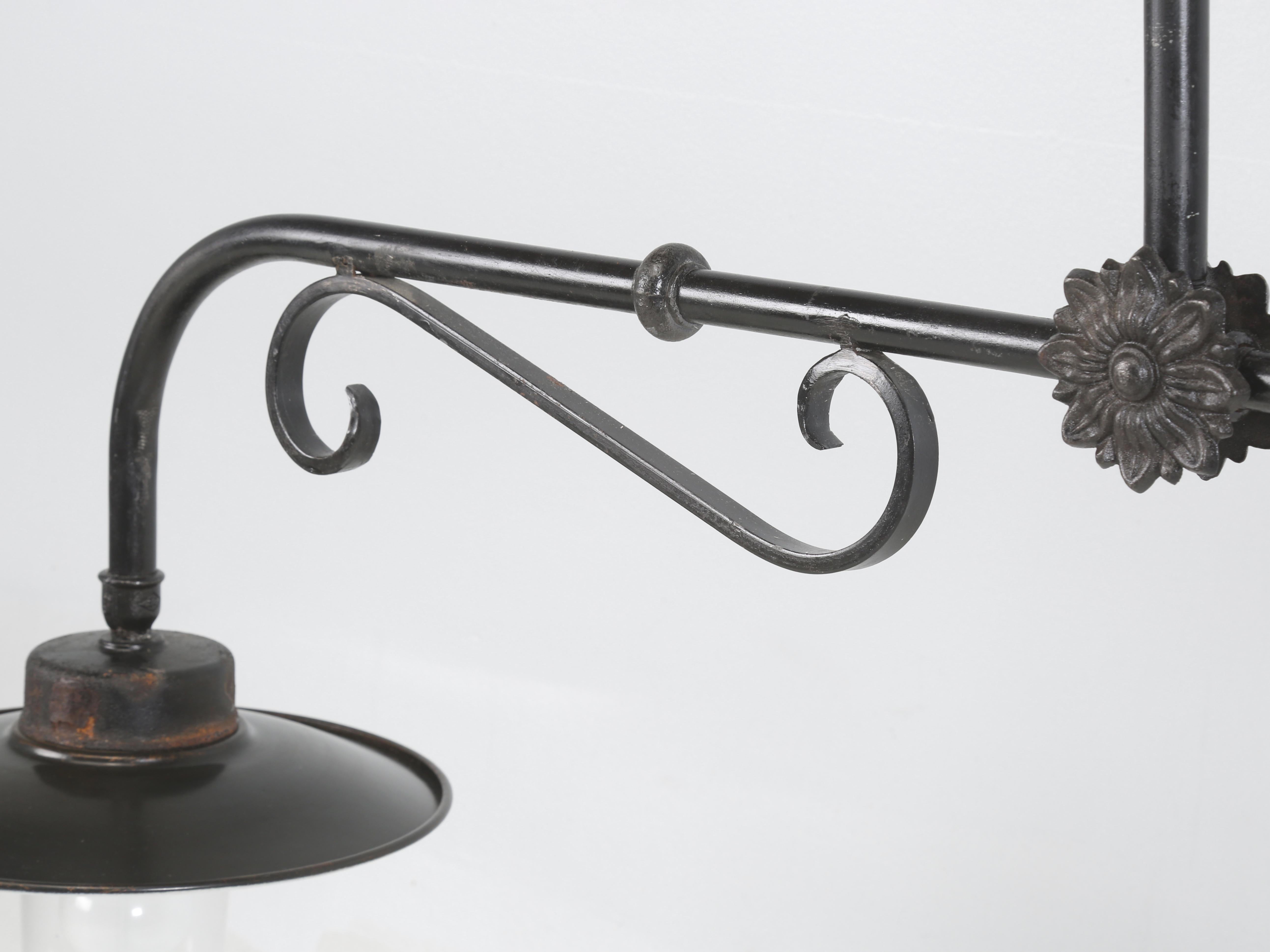 Vintage French Hanging Two Lamp Pendant Chandelier Ideal für eine Kücheninsel (Gegossen) im Angebot