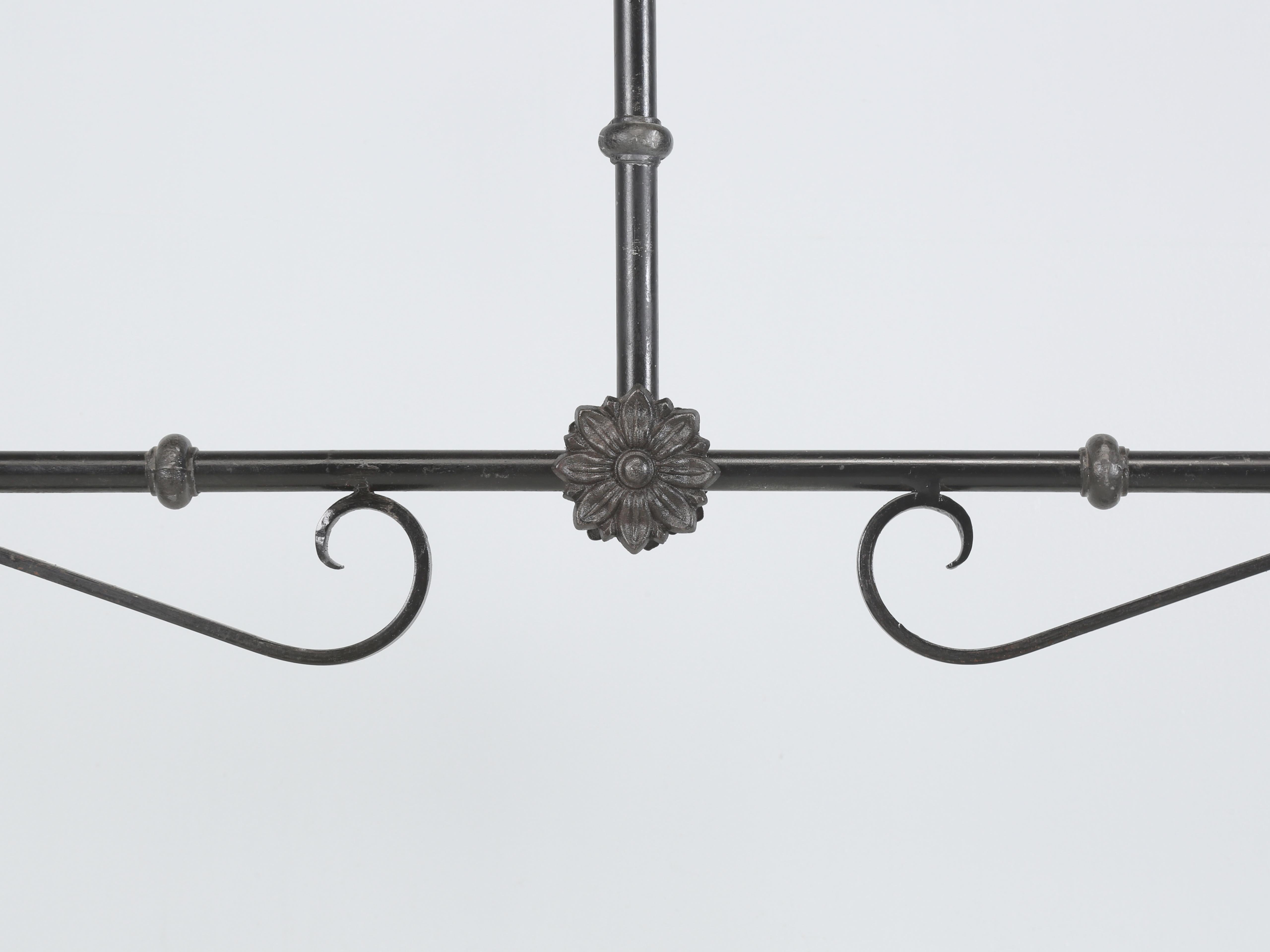 Vintage French Hanging Two Lamp Pendant Chandelier Ideal für eine Kücheninsel im Zustand „Gut“ im Angebot in Chicago, IL