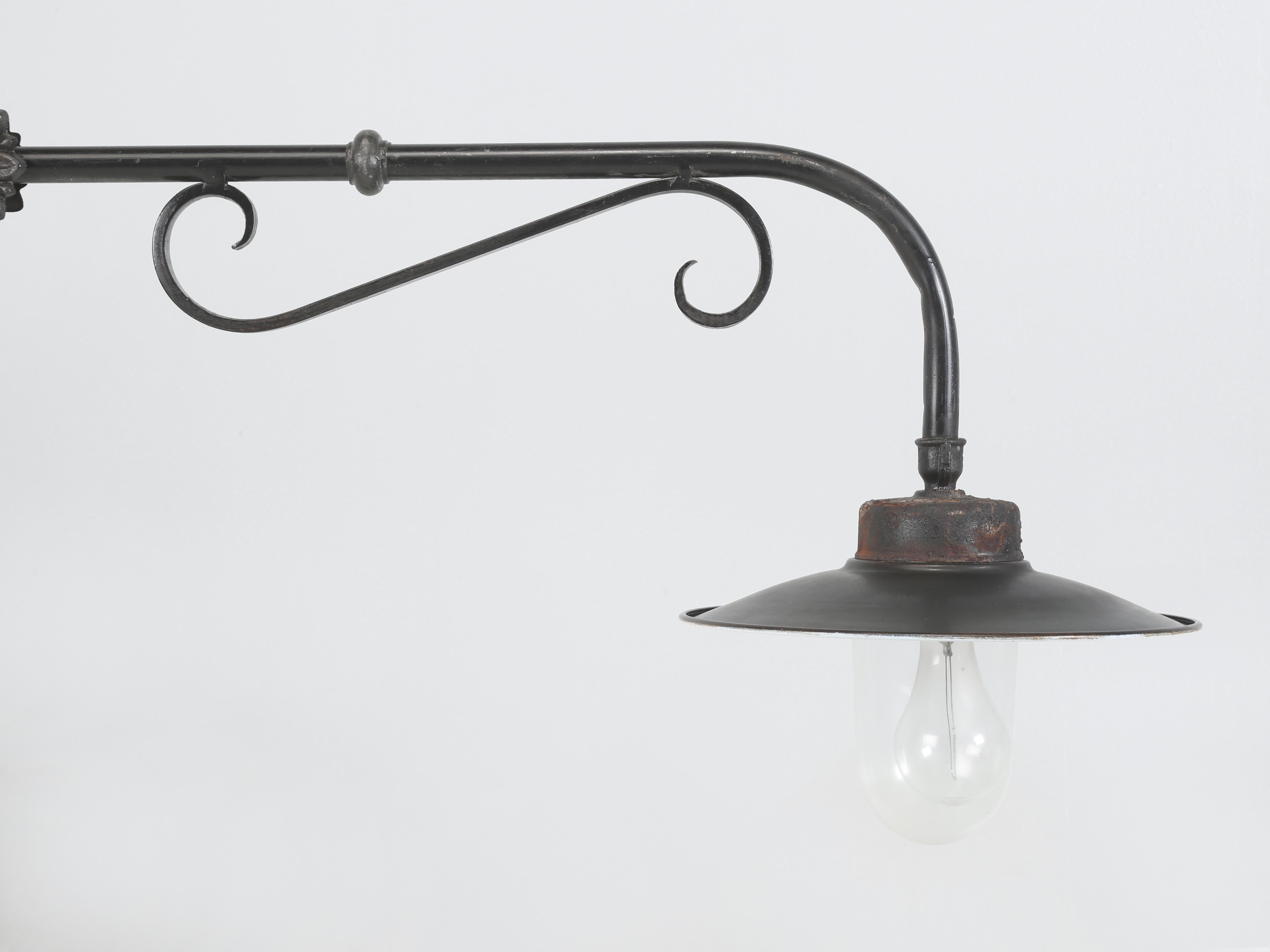 Vintage French Hanging Two Lamp Pendant Chandelier Ideal für eine Kücheninsel (Metall) im Angebot
