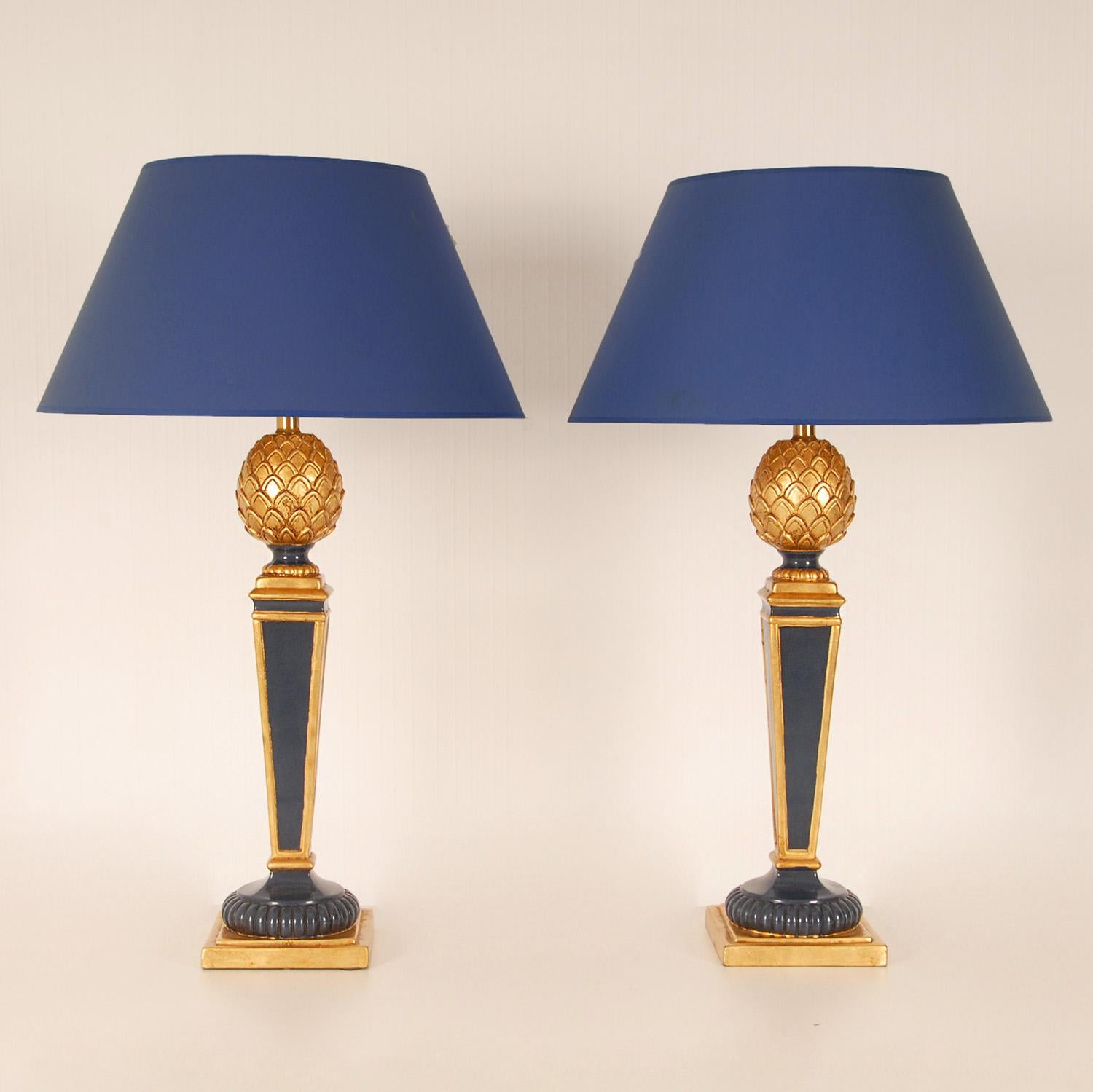 Lampes Vintage Françaises haut de gamme Lampes de table ananas en bois doré bleu, une paire en vente 7