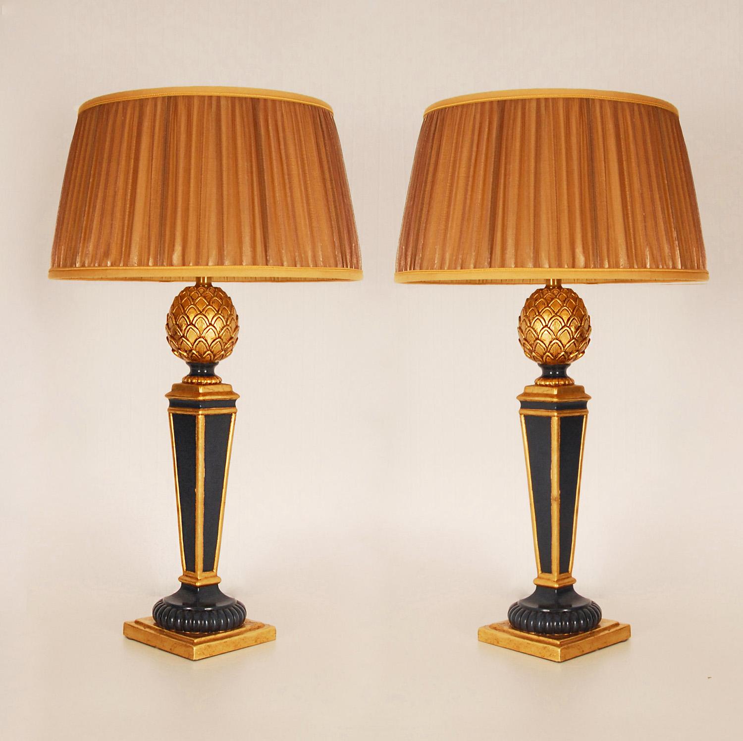 Lampes Vintage Françaises haut de gamme Lampes de table ananas en bois doré bleu, une paire en vente 8