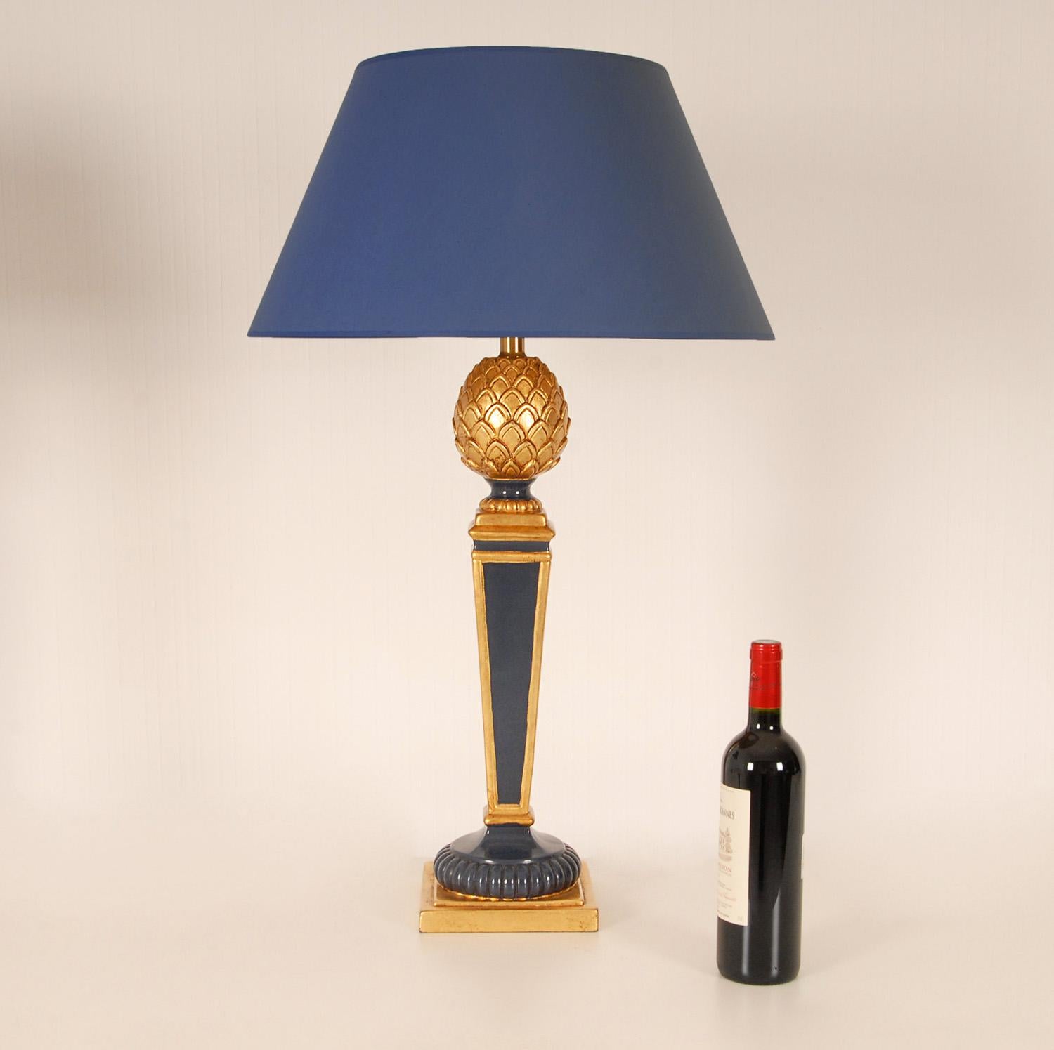 Mid-Century Modern Lampes Vintage Françaises haut de gamme Lampes de table ananas en bois doré bleu, une paire en vente
