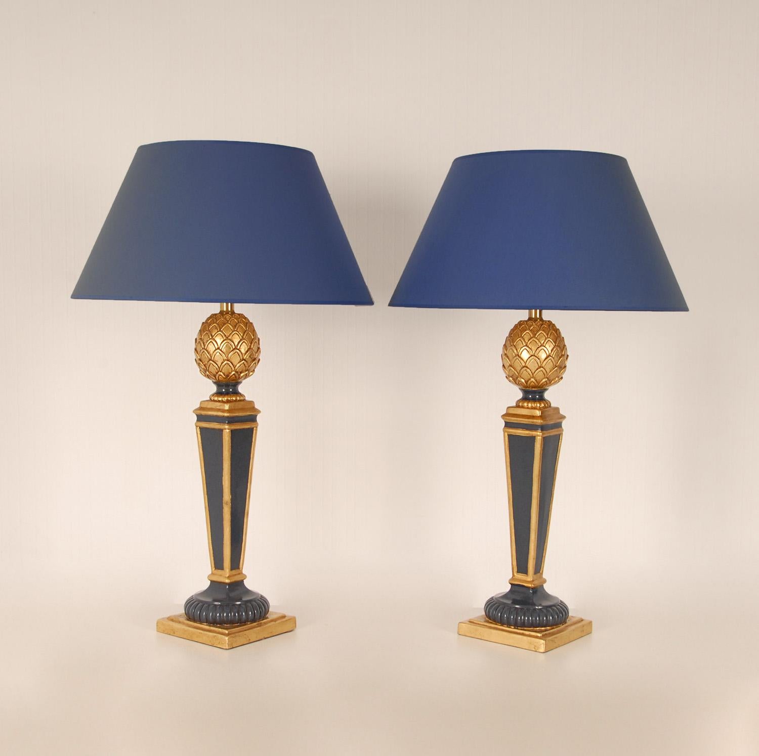 Französische Vintage-Hoch-Endlampen aus blauem, vergoldetem Holz mit Ananas, Paar im Zustand „Gut“ im Angebot in Wommelgem, VAN