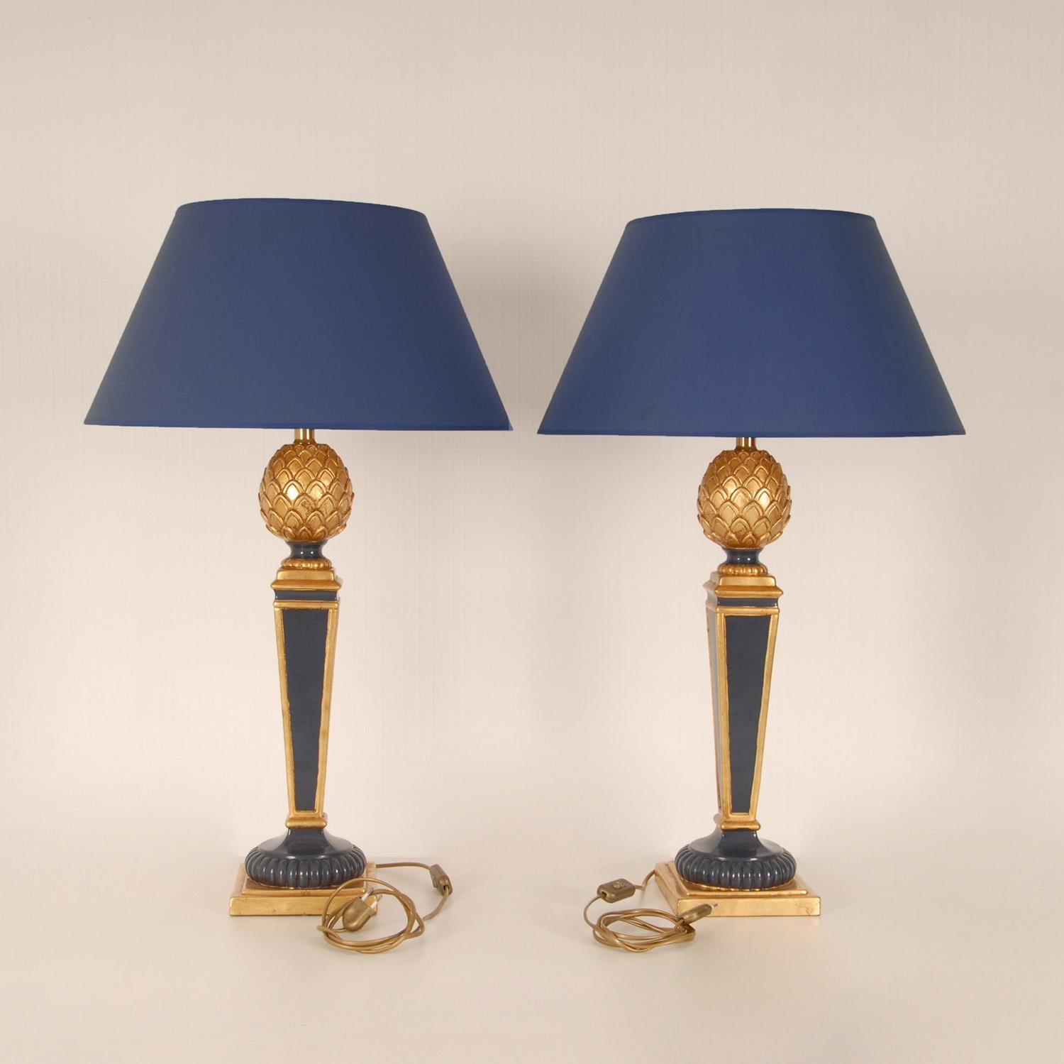 Französische Vintage-Hoch-Endlampen aus blauem, vergoldetem Holz mit Ananas, Paar (Ende des 20. Jahrhunderts) im Angebot