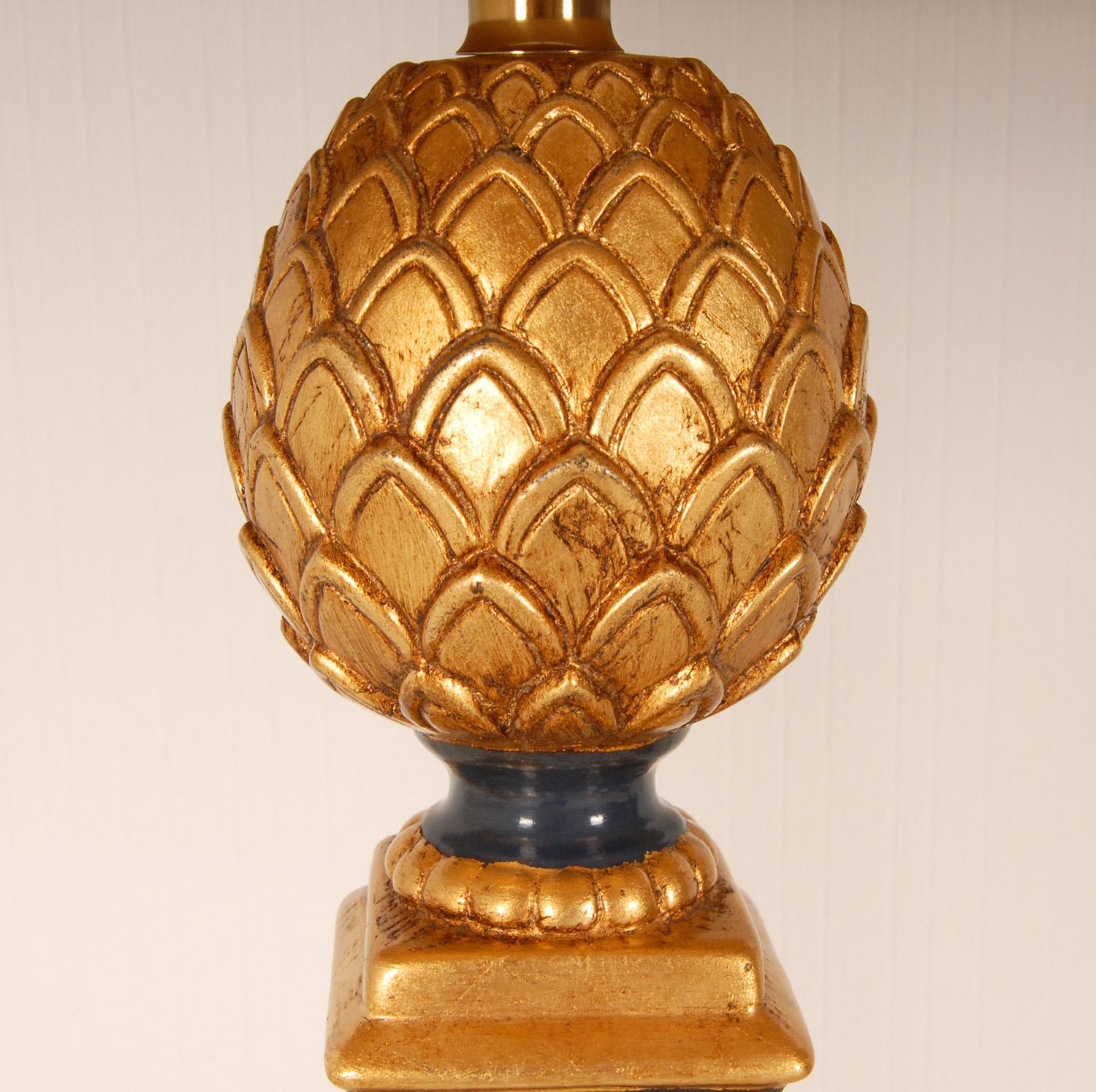 Lampes Vintage Françaises haut de gamme Lampes de table ananas en bois doré bleu, une paire en vente 1