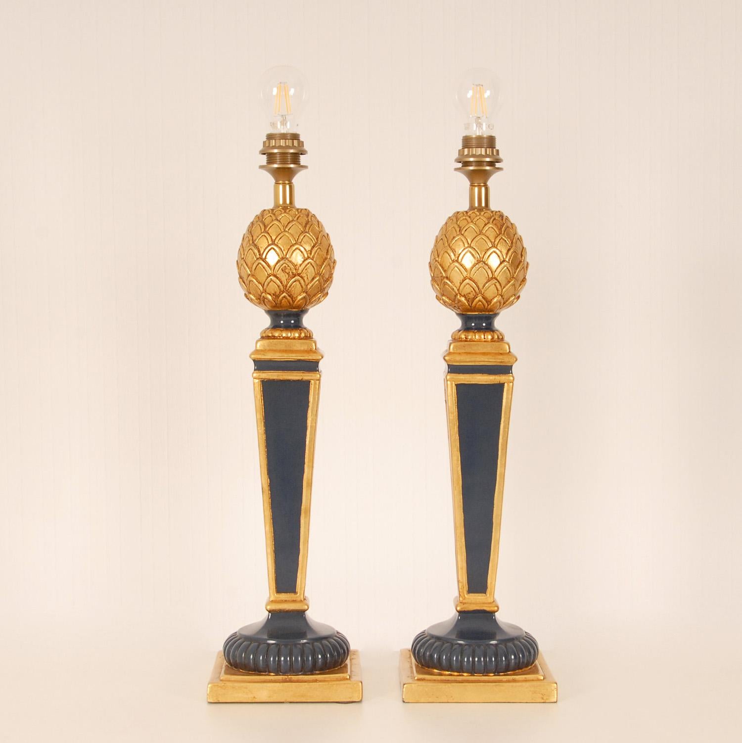 Lampes Vintage Françaises haut de gamme Lampes de table ananas en bois doré bleu, une paire en vente 2