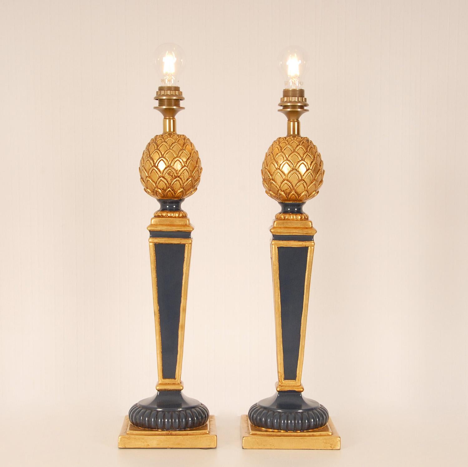 Lampes Vintage Françaises haut de gamme Lampes de table ananas en bois doré bleu, une paire en vente 3