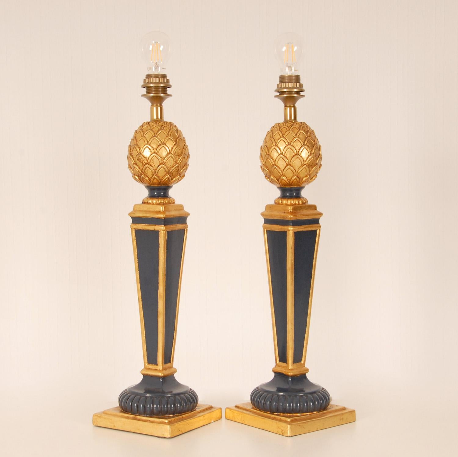 Lampes Vintage Françaises haut de gamme Lampes de table ananas en bois doré bleu, une paire en vente 4